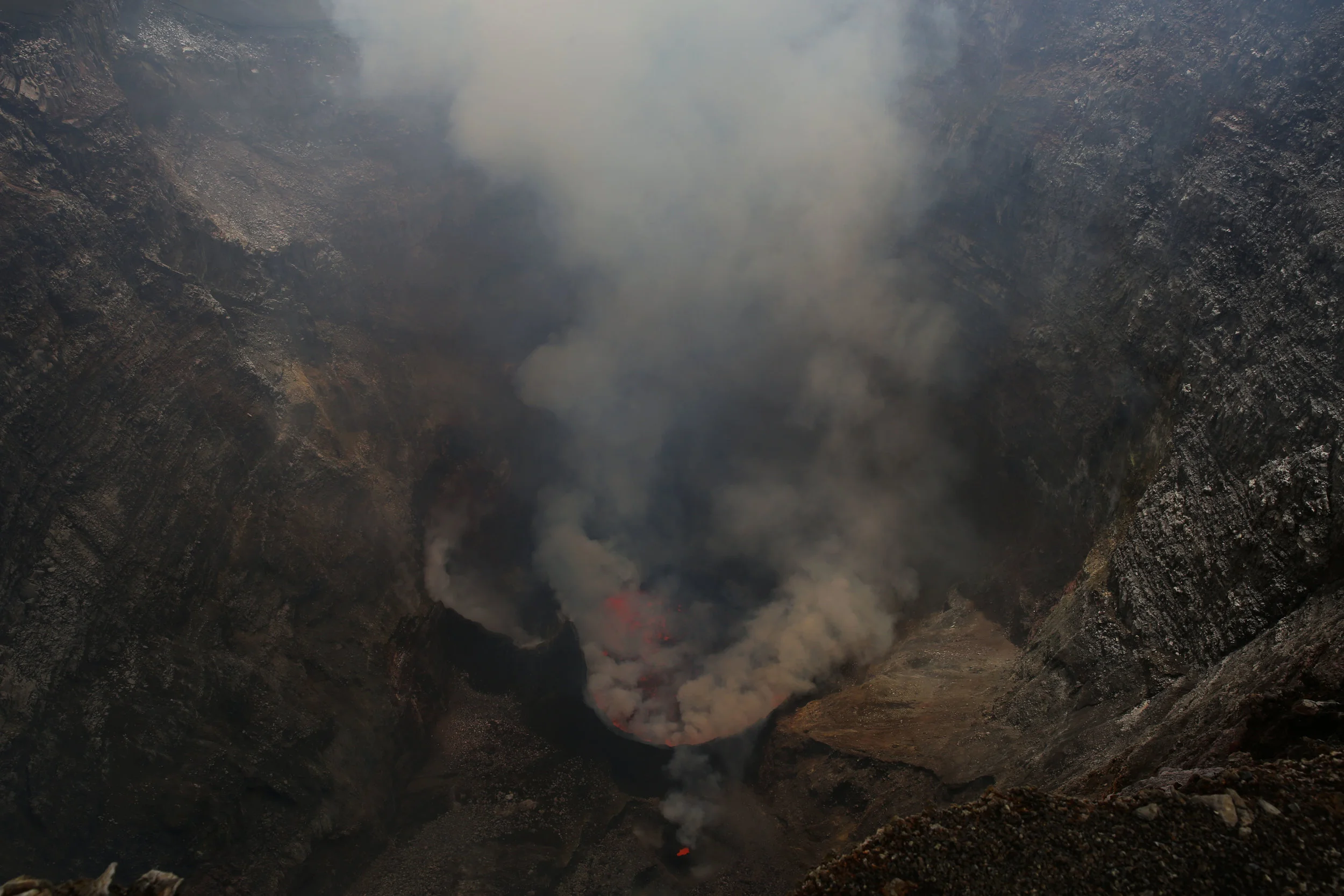.... Nyamulagira volcano's crater. North Kivu, DR Congo. April 2015 .. Nyamulagira. Nord Kivu, RD Congo. Avril 2015 ....