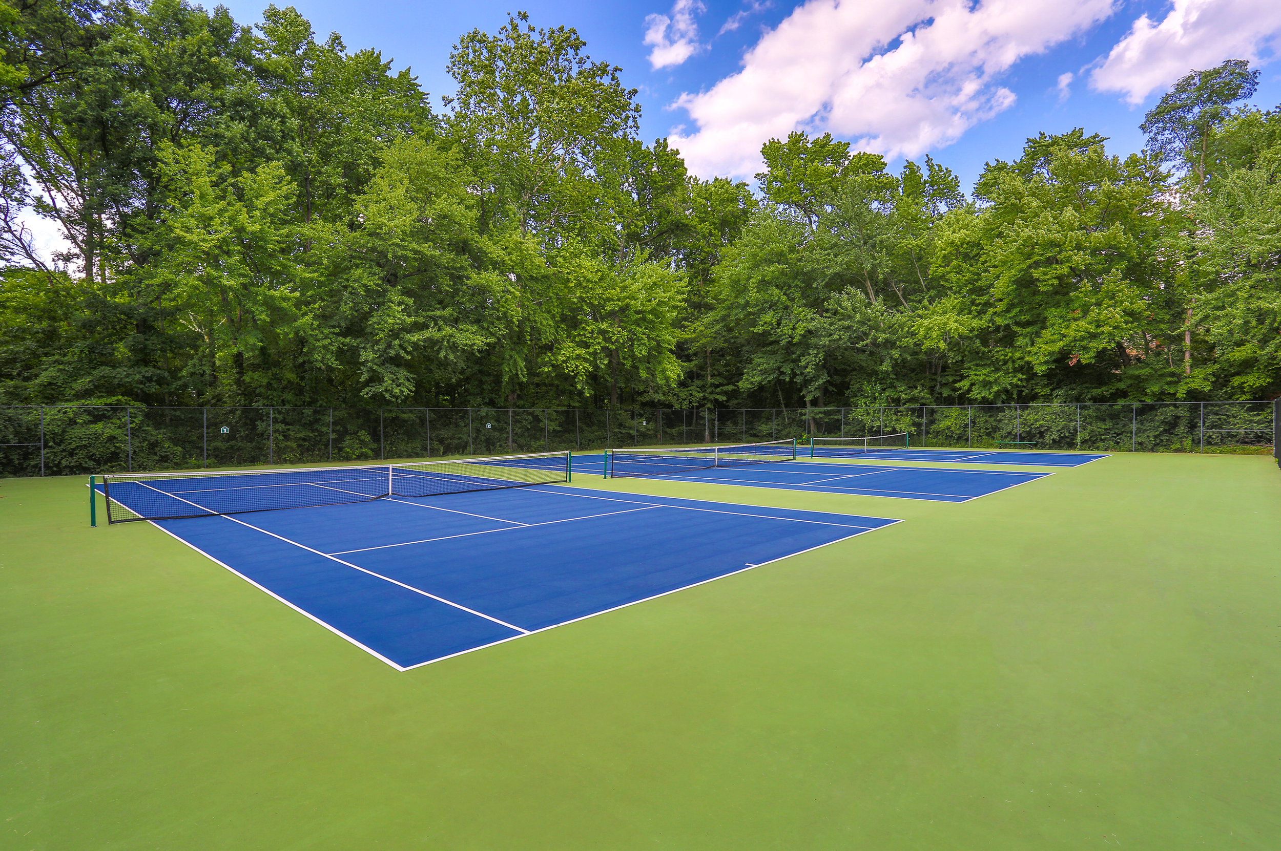 Tennis courts at Glen Oaks apartments