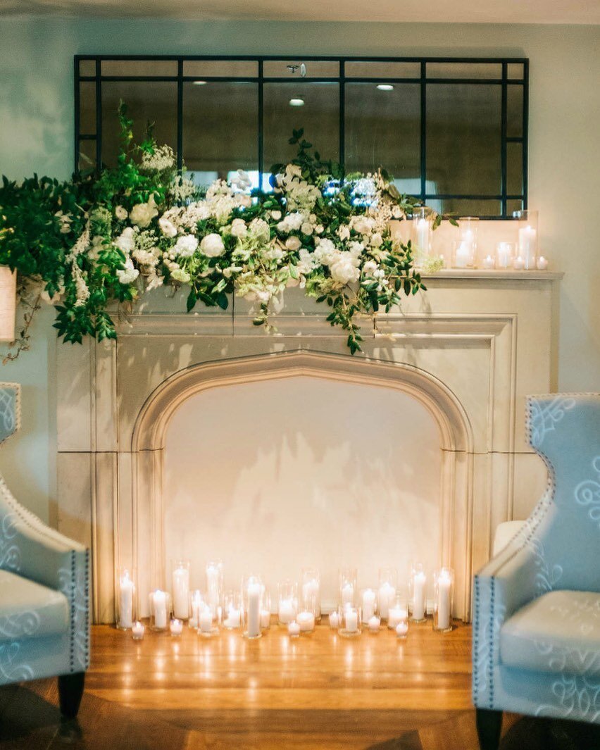 We love a well-designed mantel installation. Enhancing the spaces that exist in the venue and using the architectural elements as inspiration bring about the loveliest results. For Jessica and Ryan, as seen on @caratsandcake. @harwellphoto @summerour