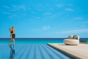 SEVCU-EXT-InfinityPool-Couple2-2-CB.png