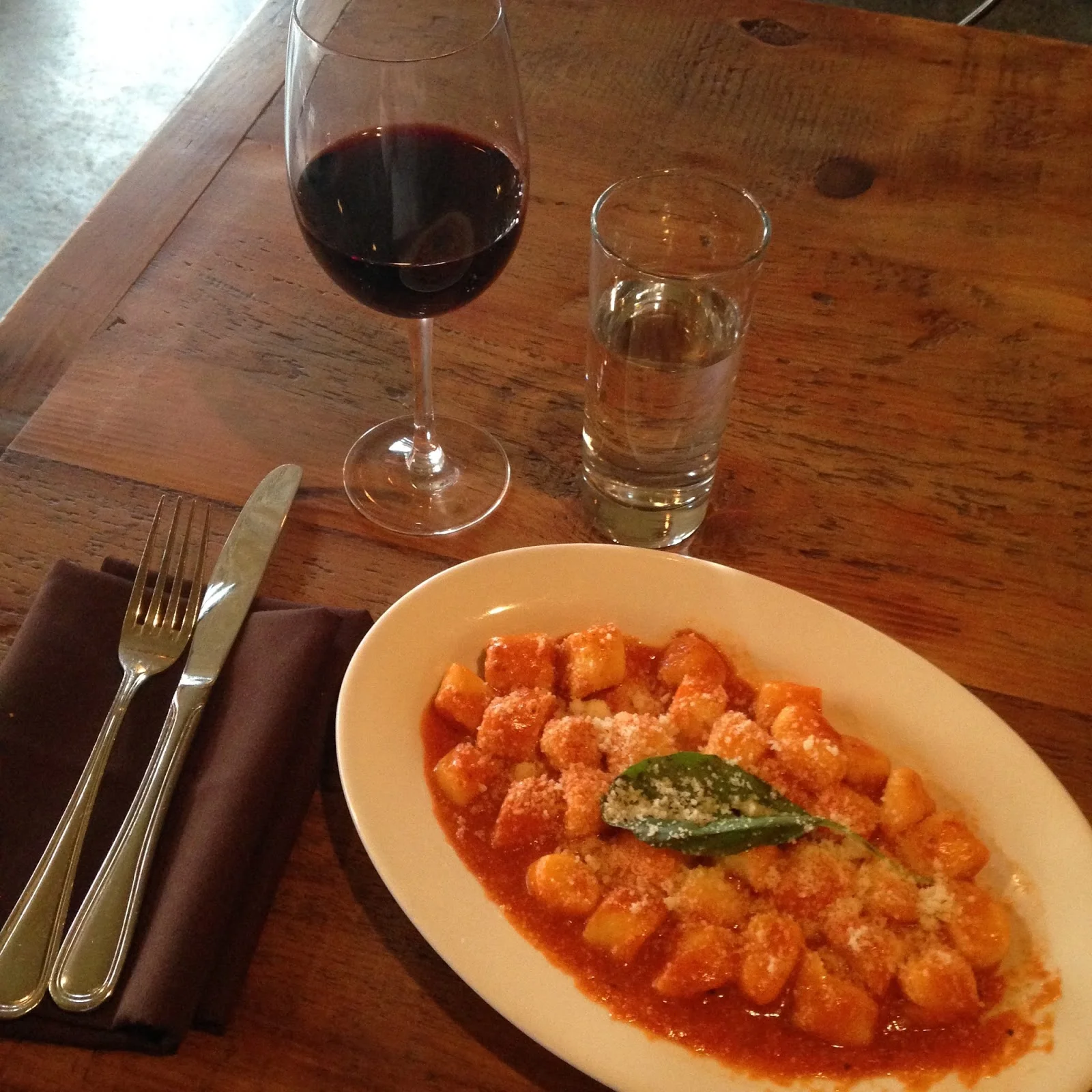 Gnocchi sem glutén, com manjericão e um vinho =)
