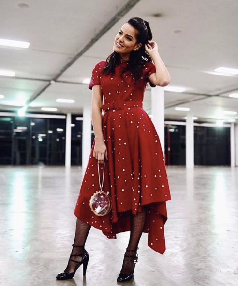 A blogueira Mariah com um vestido do Apartamento 03
