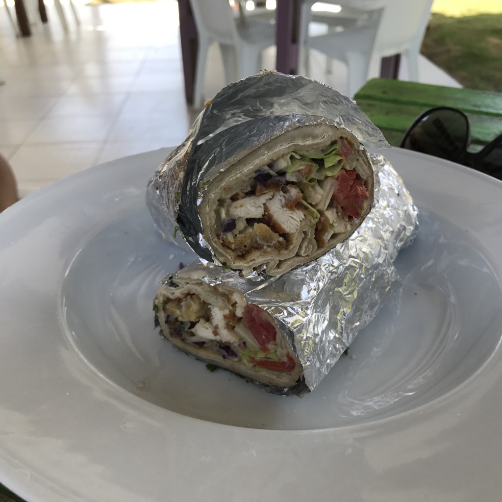 Primeiro dia pedi um wrap de peito de frango e salada