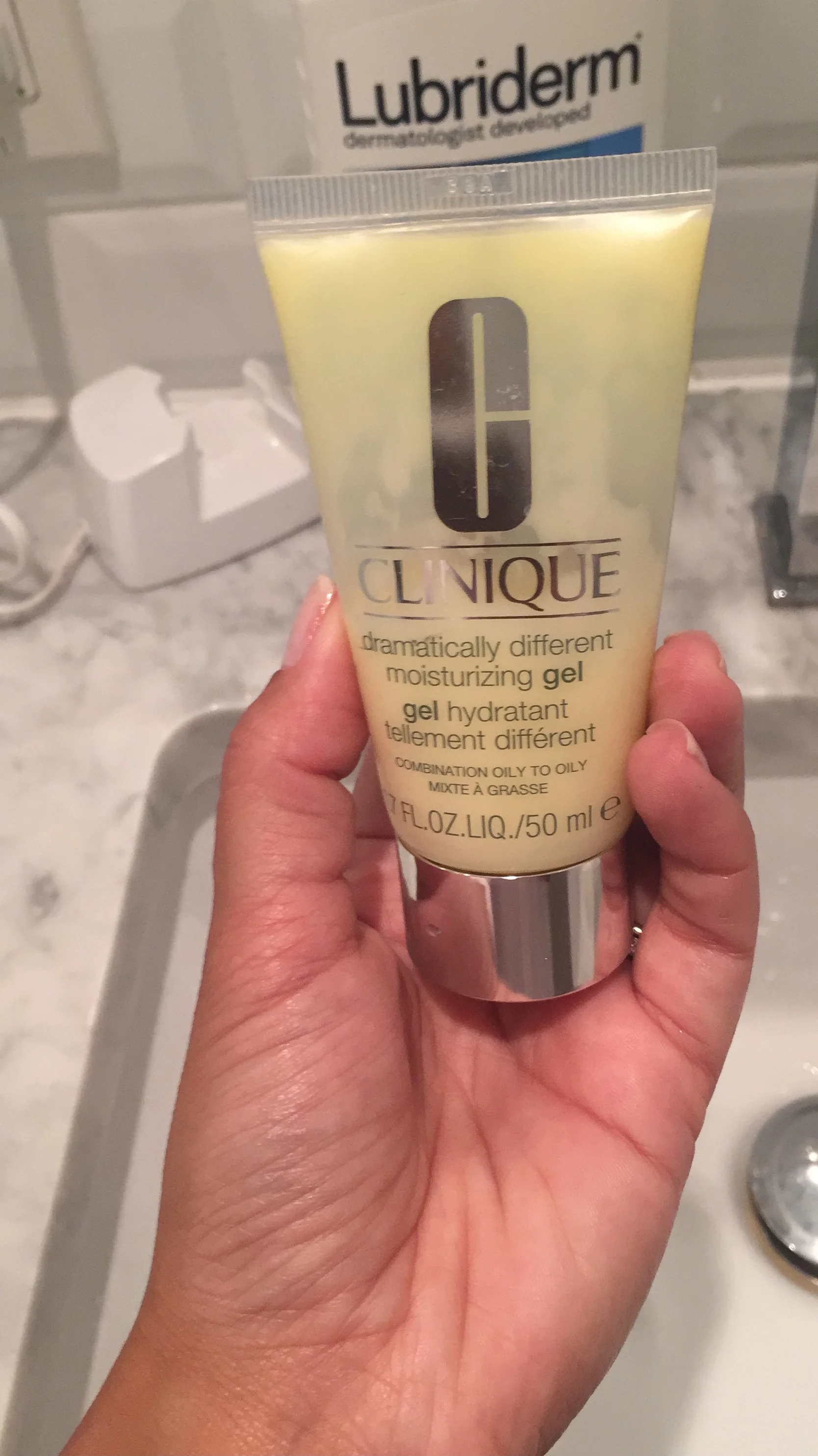 Hidratante Facial em em da Clinique, para os dias mais frios. Ao fundo o hidratante corporal.