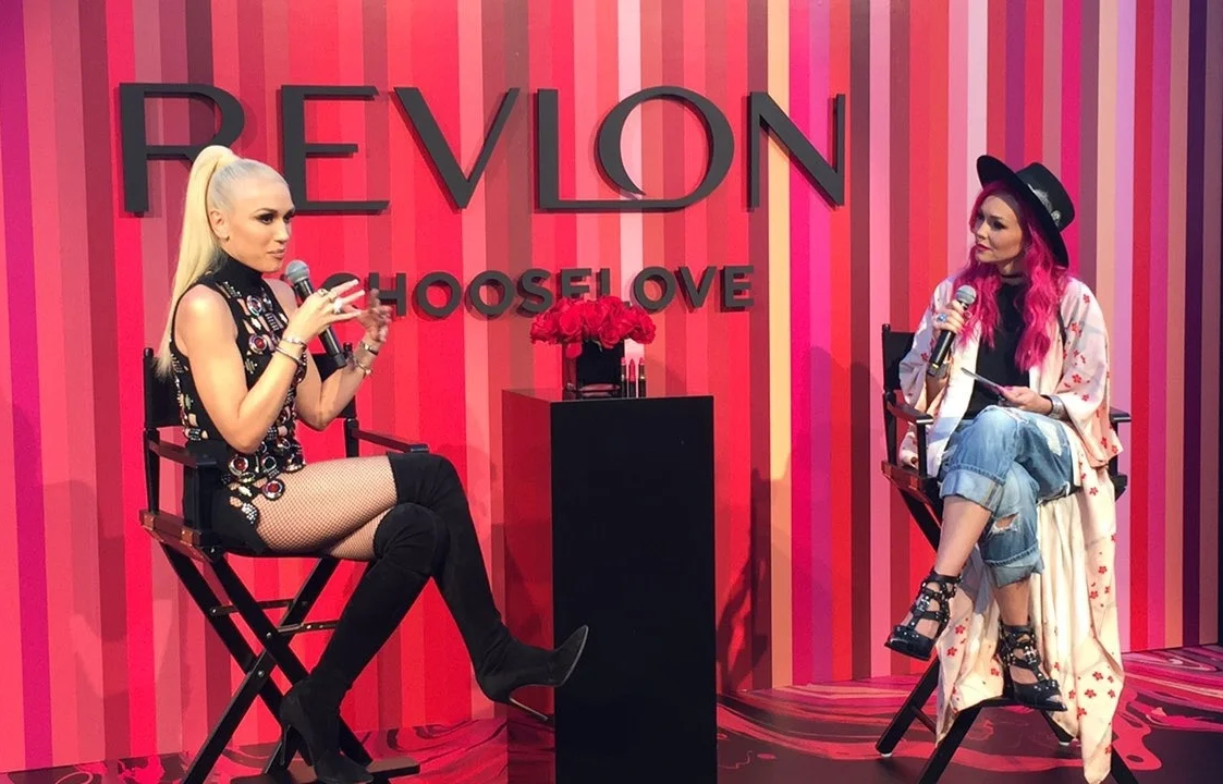 Gwen Stefani sendo entrevistada pela digital influencer Kandee Johnson