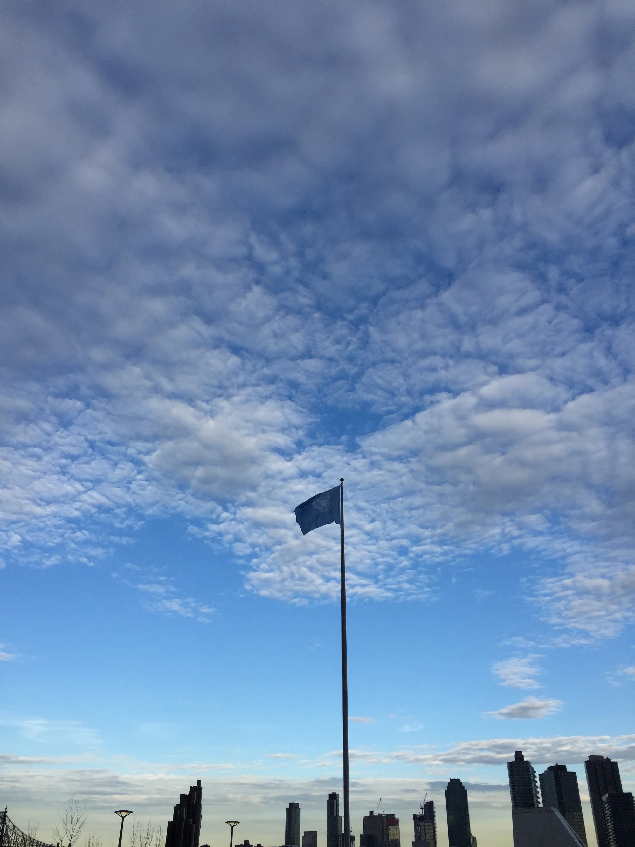 Não resisti e fotografei o céu na saída da Sede da Onu, lindo, né?