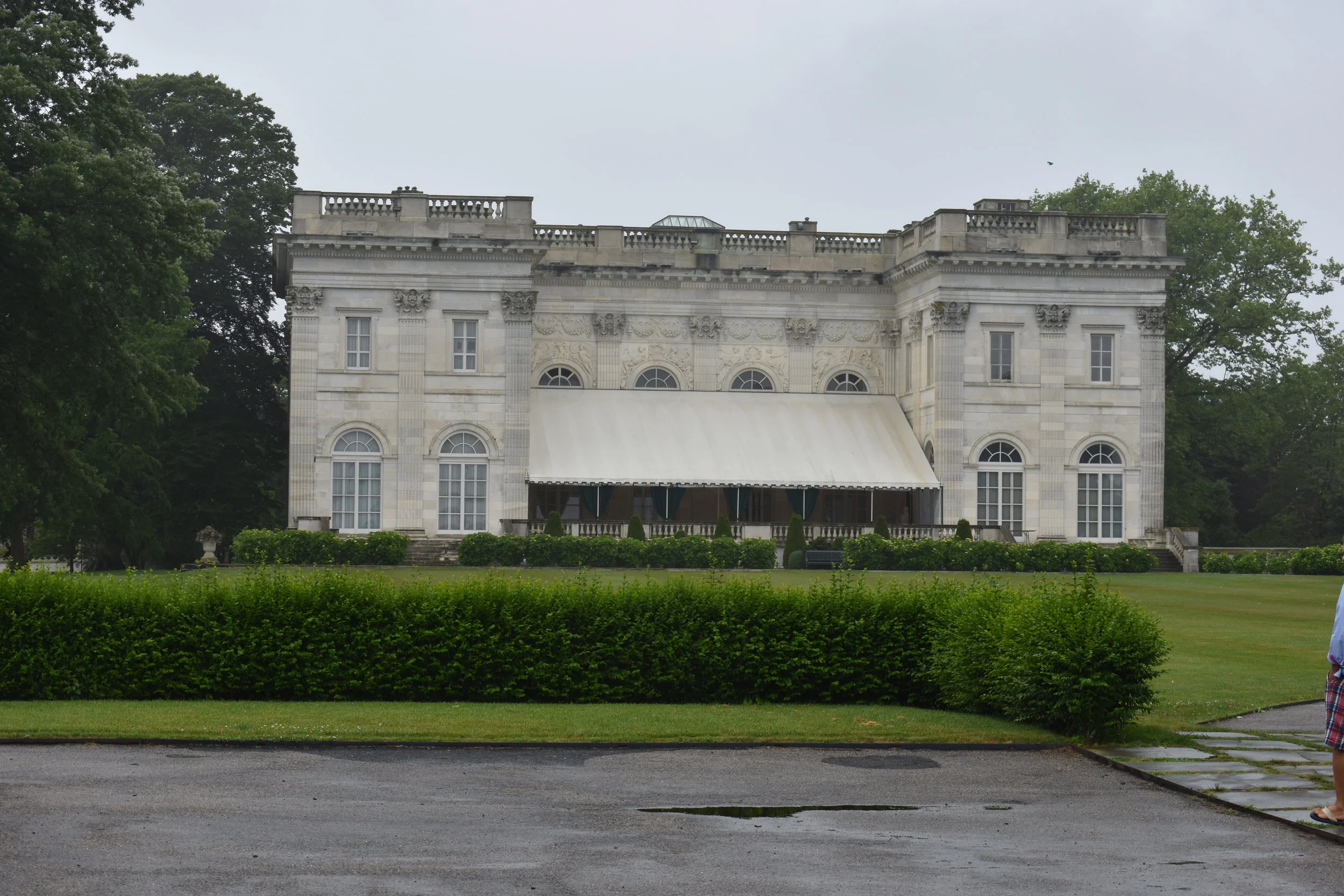 Os fundos da Marble House, considerada pequena para os padrões da região