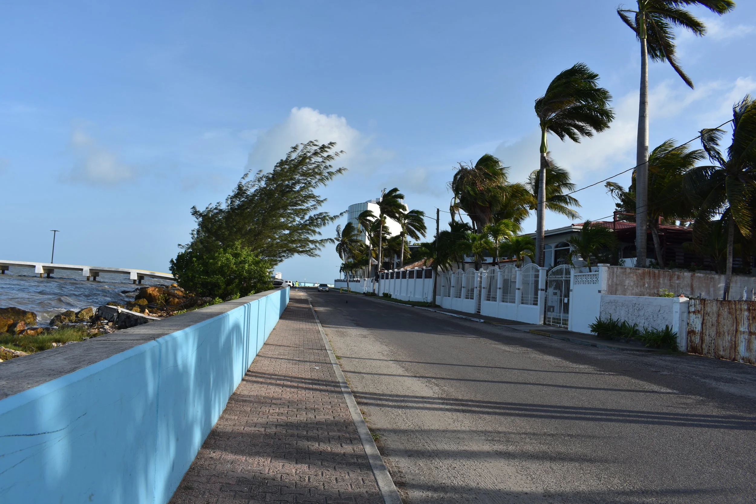 Belize City, construções simples, ruas vazias e um vento para refrescar.