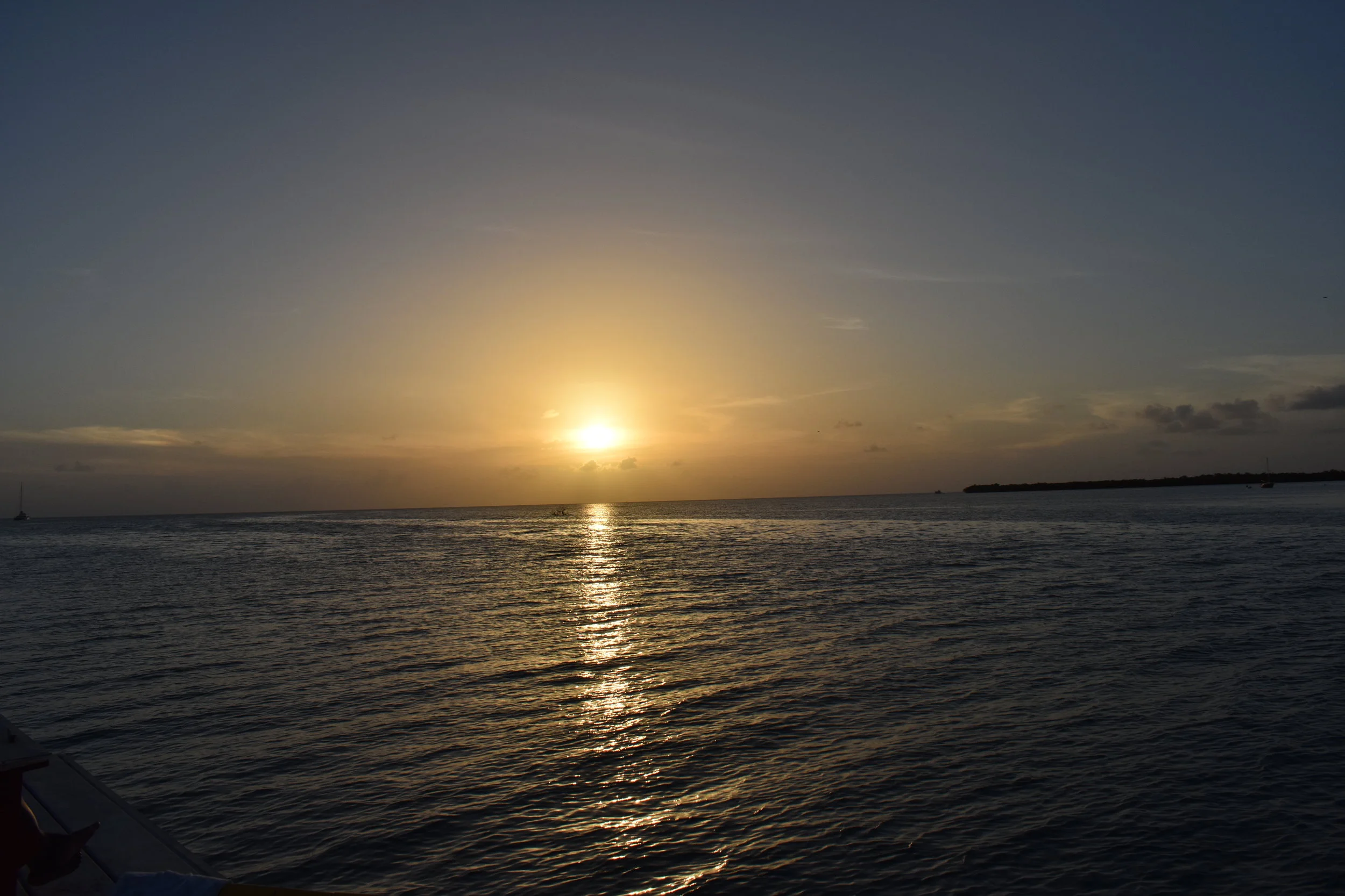 Por do sol visto no The Split, parte sul da ilha de Caye Caulker.