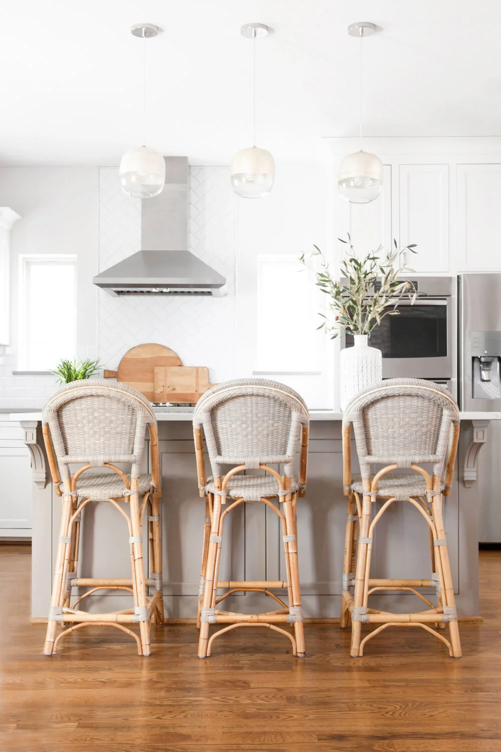 rattan_barstools_in_dallas_kitchen.jpg