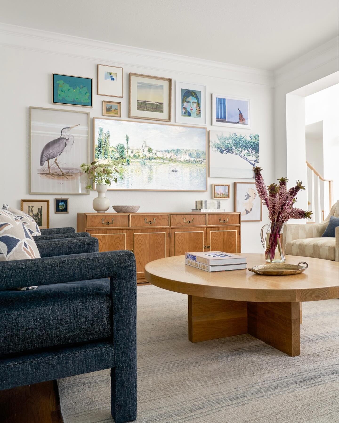 This is a marriage of two of my very favorite things: art and tv. (A new season of Survivor started last night. Wahoo!)

Design: @lark.interiors 
Photography: @nathanschroderphoto