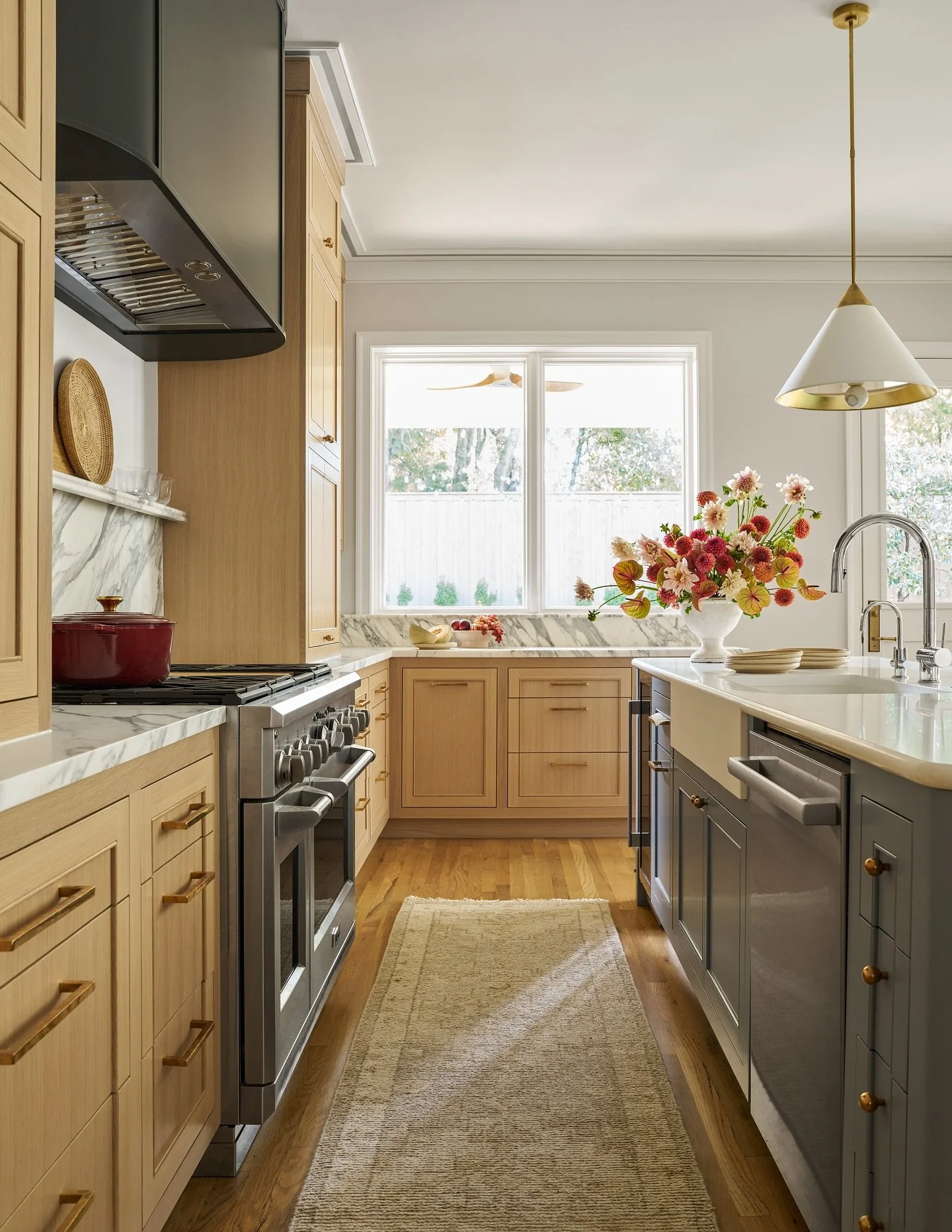 It&rsquo;s magic 🪄 or just really great design. Same same. 

Design: @lark.interiors 
Contractor: @masterpiececonstructiontx 
Photography: @nathanschroderphoto 
Floral: @whitewingfloral 
Stylist: @melanie.mckinley.stylist