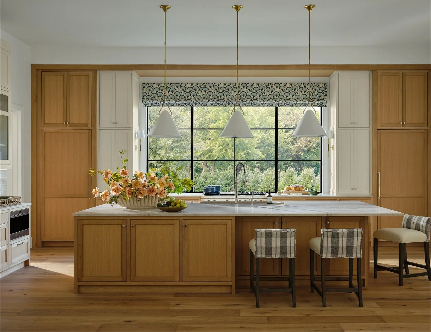 You guys went wild over this kitchen sneak peek a few weeks ago, and honestly, same. The full reveal is here and it&rsquo;s warm, inviting and full of natural light goodness. We love.

Design: @lark.interiors 
Photography: @nathanschroderphoto 
Styli