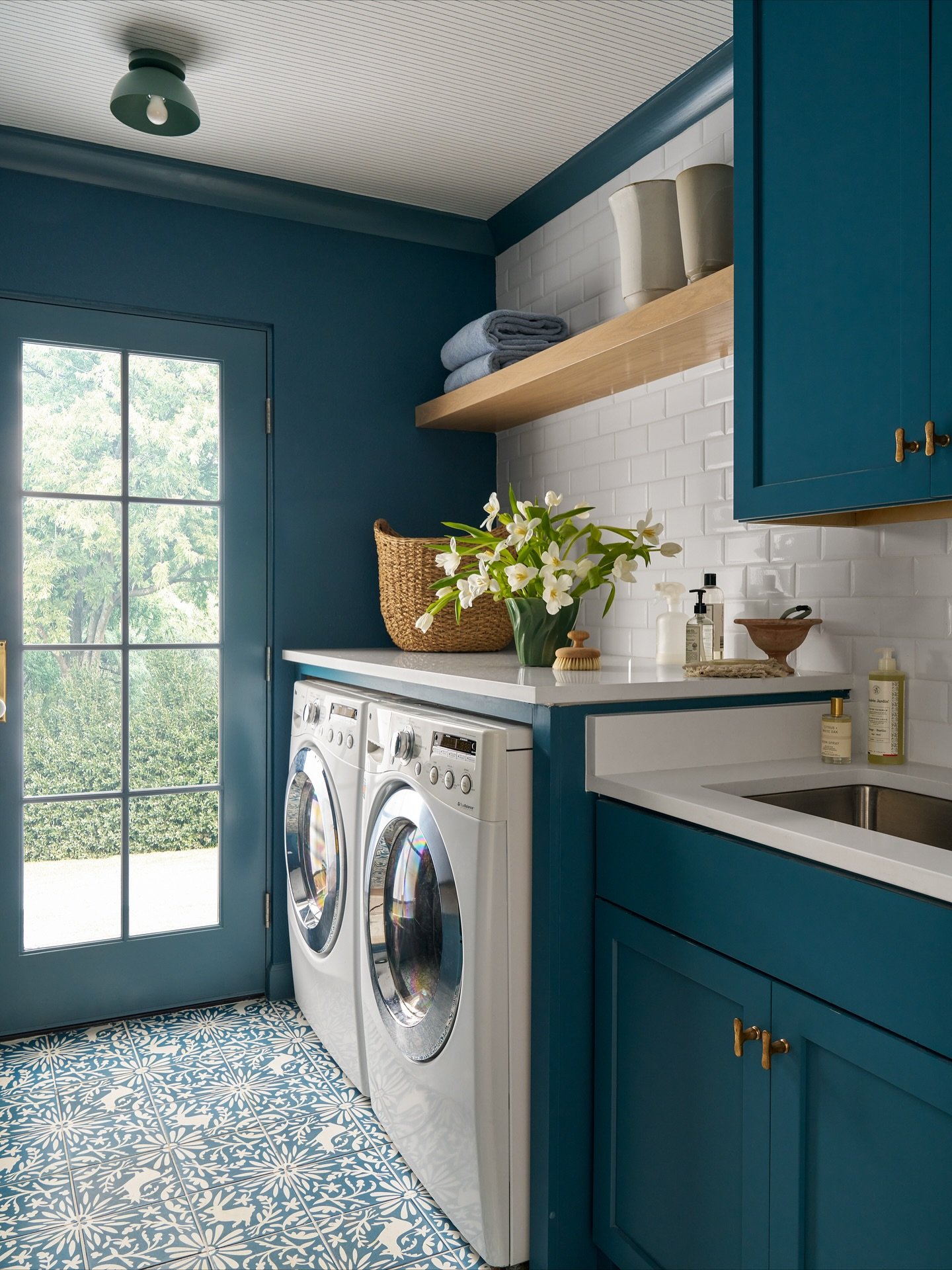When your laundry room sparks joy 🤍 in this Lakewood renovation, we mixed playful design details like this thin-striped ceiling and fun floor tile with smart storage and functionally, proving practical spaces can still have personality.

Design: @la