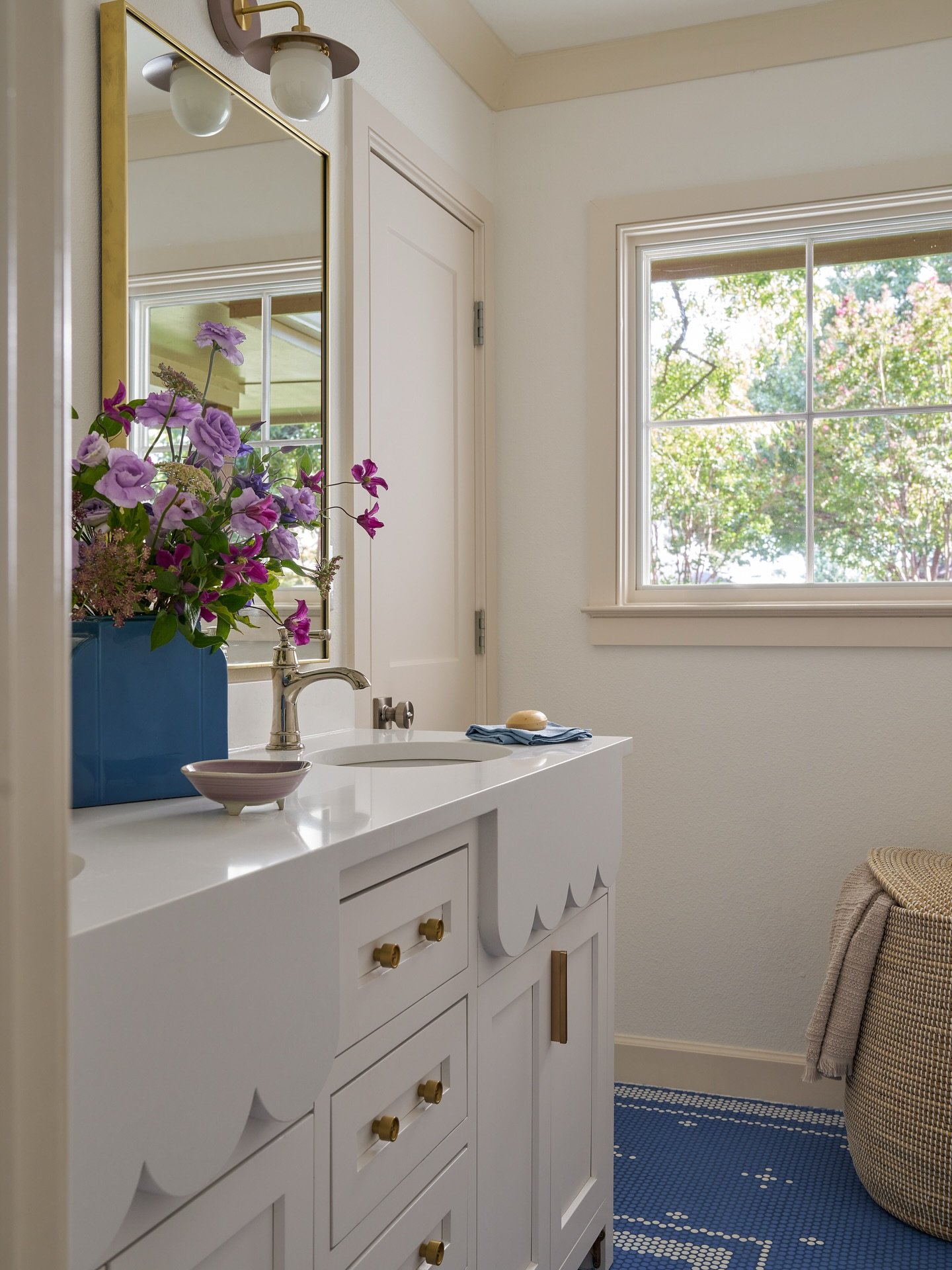 Sharing a bathroom never looked so cute 💕As a team of designers that grew up with our fair share of sisters, creating this sweet sister space almost healed our own childhood shared bathroom trauma. Almost. 

Design: @lark.interiors 
Photography: @na
