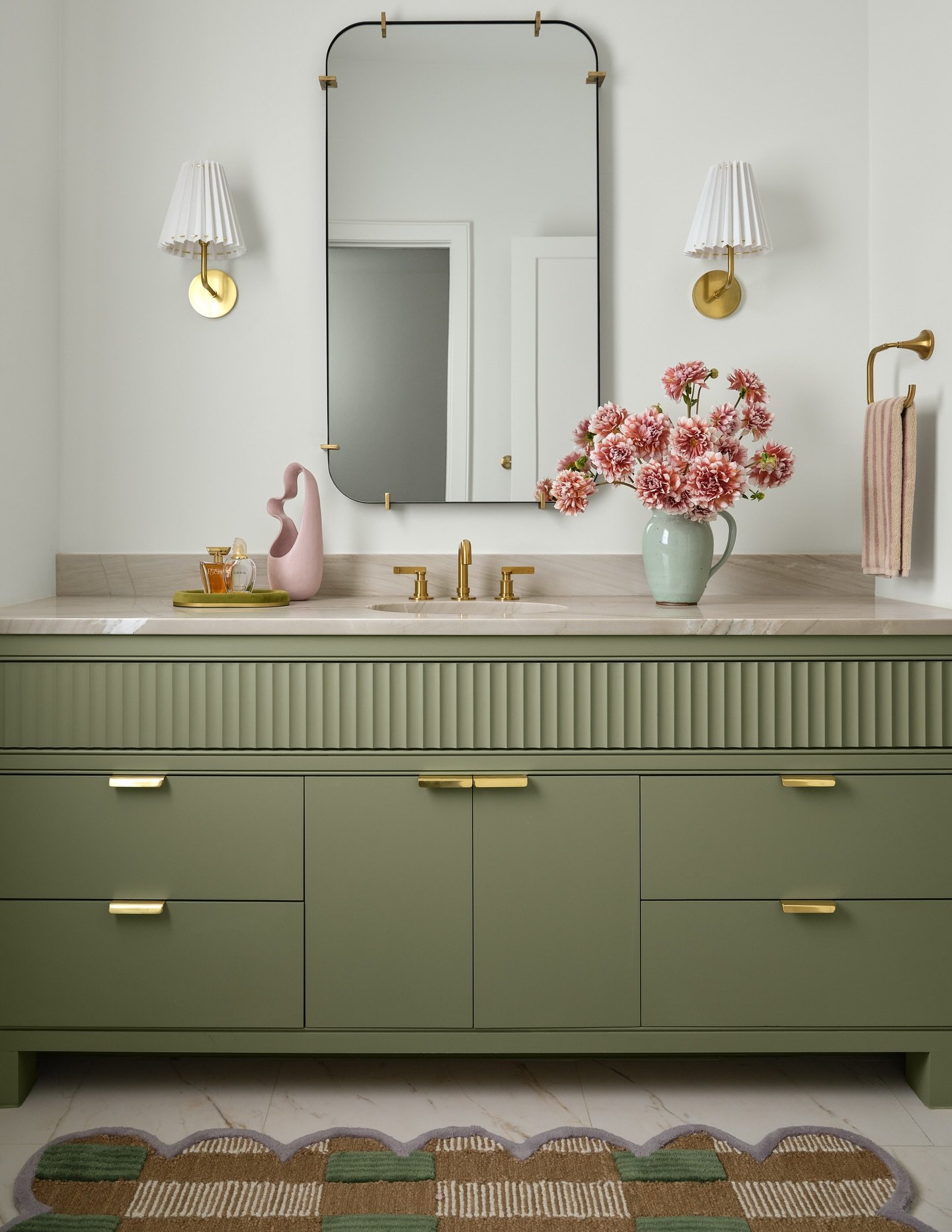 In the spirit of sharing cute bathrooms, here is a favorite from a recent project 🤍 

Design: @lark.interiors 
Photography: @nathanschroderphoto 
Styling: @melanie.mckinley.stylist 
Floral: @whitewingfloral