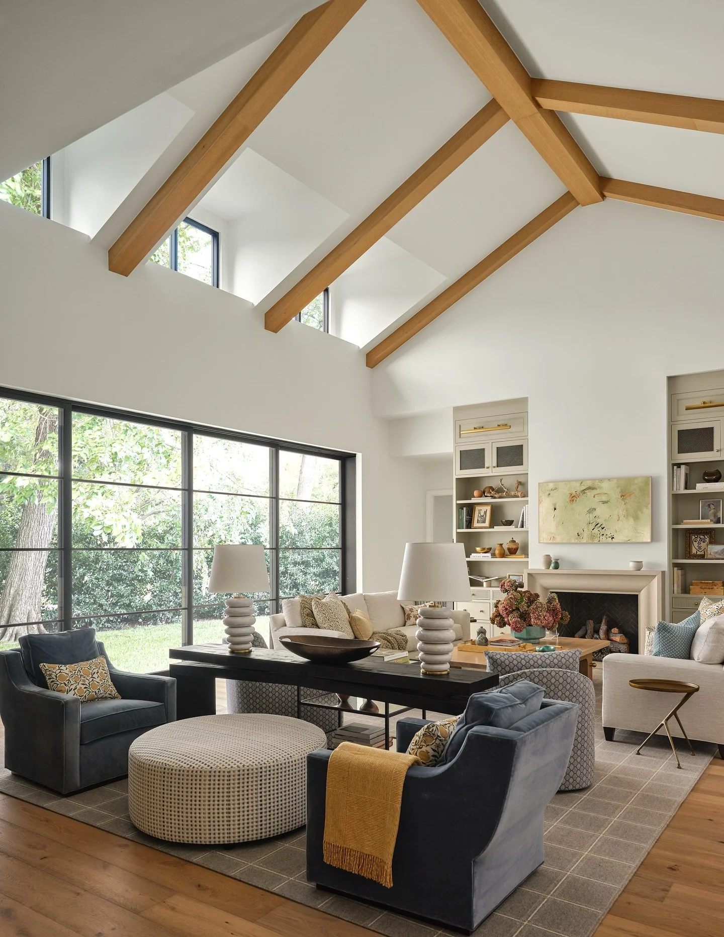 Do you have an oversized living room? Here are a few of our designer-approved tips to turn all that extra space into something cozy and intentional:

1️⃣ Create multiple conversation zones. Big rooms love smaller &ldquo;moments&rdquo; where people ac