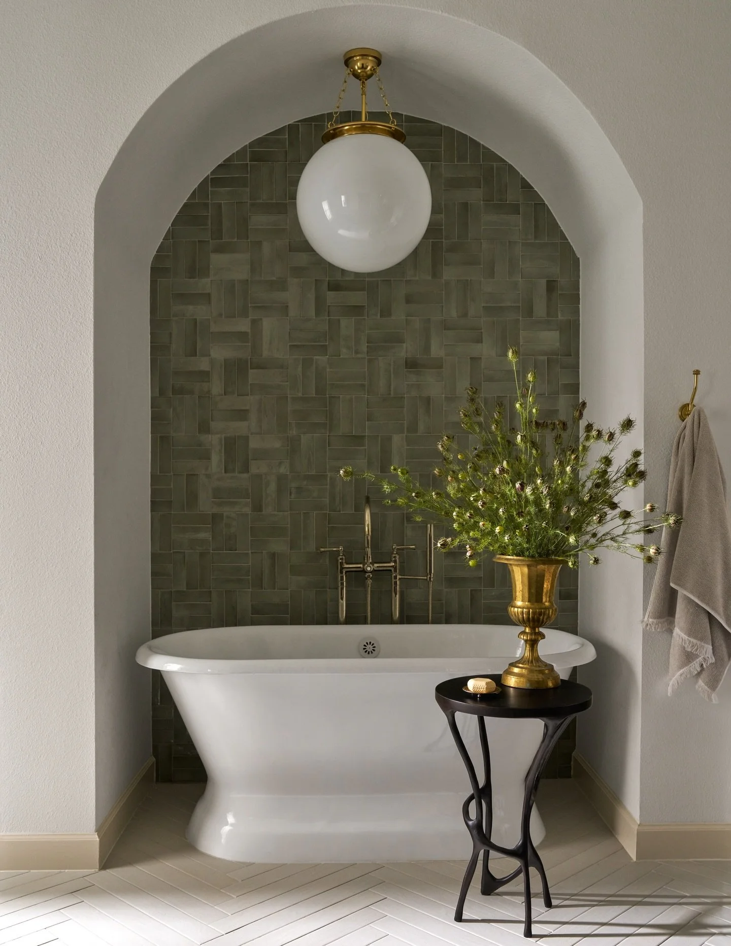 Holiday travel is on the horizon so we&rsquo;re gathering book recs! What were your favorite reads from the year? 📚 

Design: @lark.interiors 
Build: @hrs_build 
Photography: @nathanschroderphoto