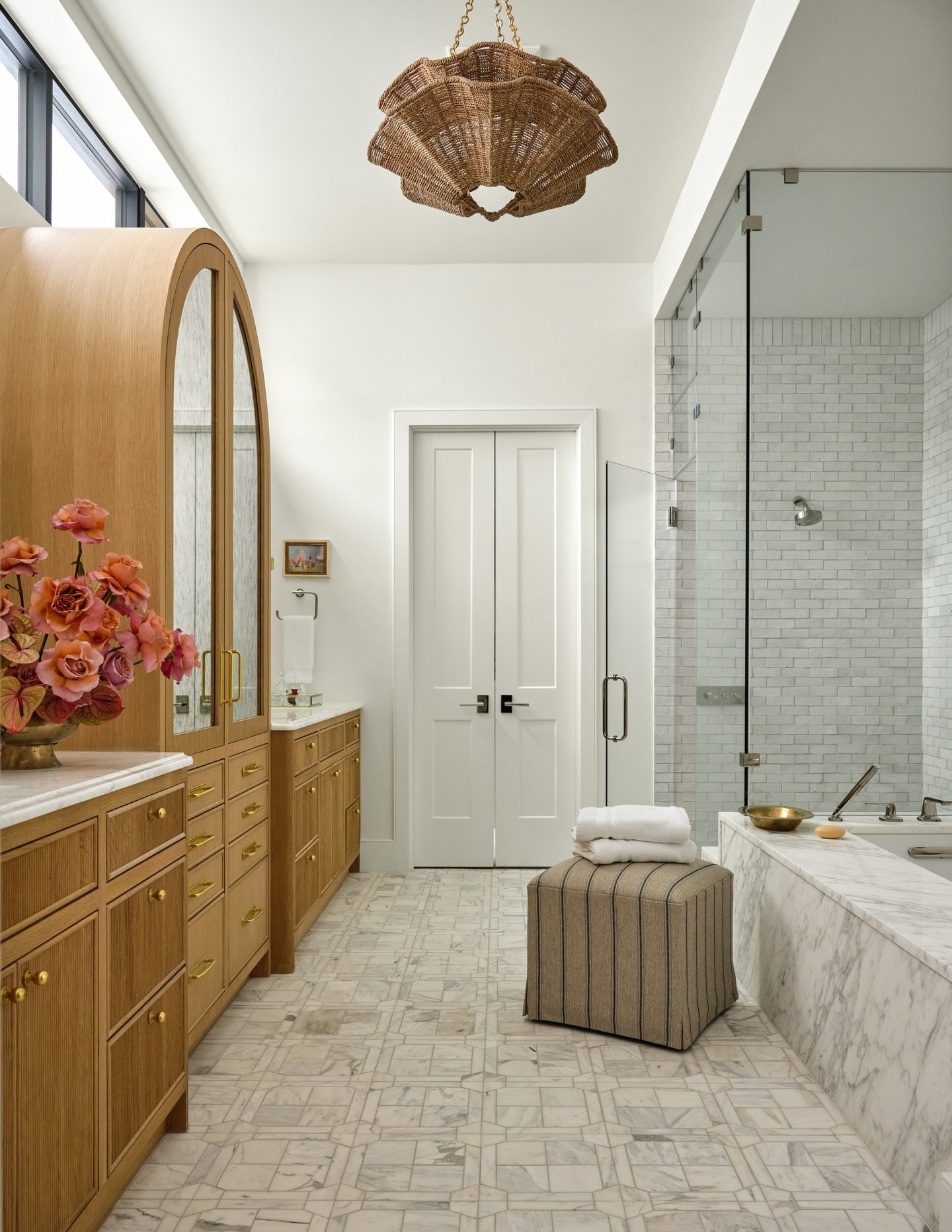 Bringing zen energy into 2026 ✨

Design: @lark.interiors 
Photography: @nathanschroderphoto 
Stylist: @melanie.mckinley.stylist 
Floral: @whitewingfloral