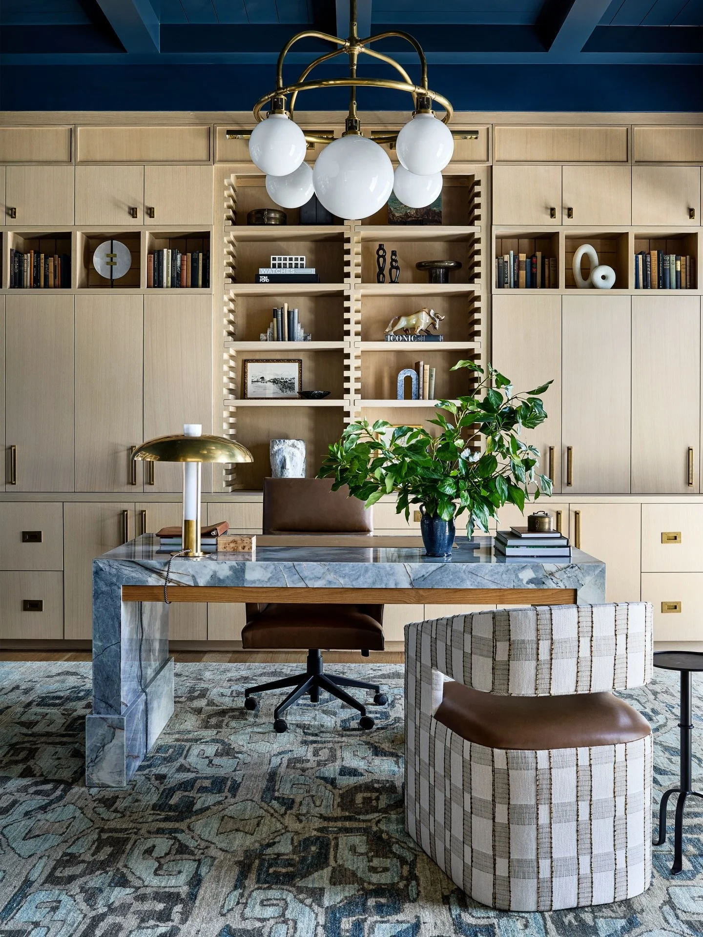 We&rsquo;re not supposed to play favorites, right? But this study makes it hard not to 😍

Design: @lark.interiors 
Photography: @stacyzaringoldberg