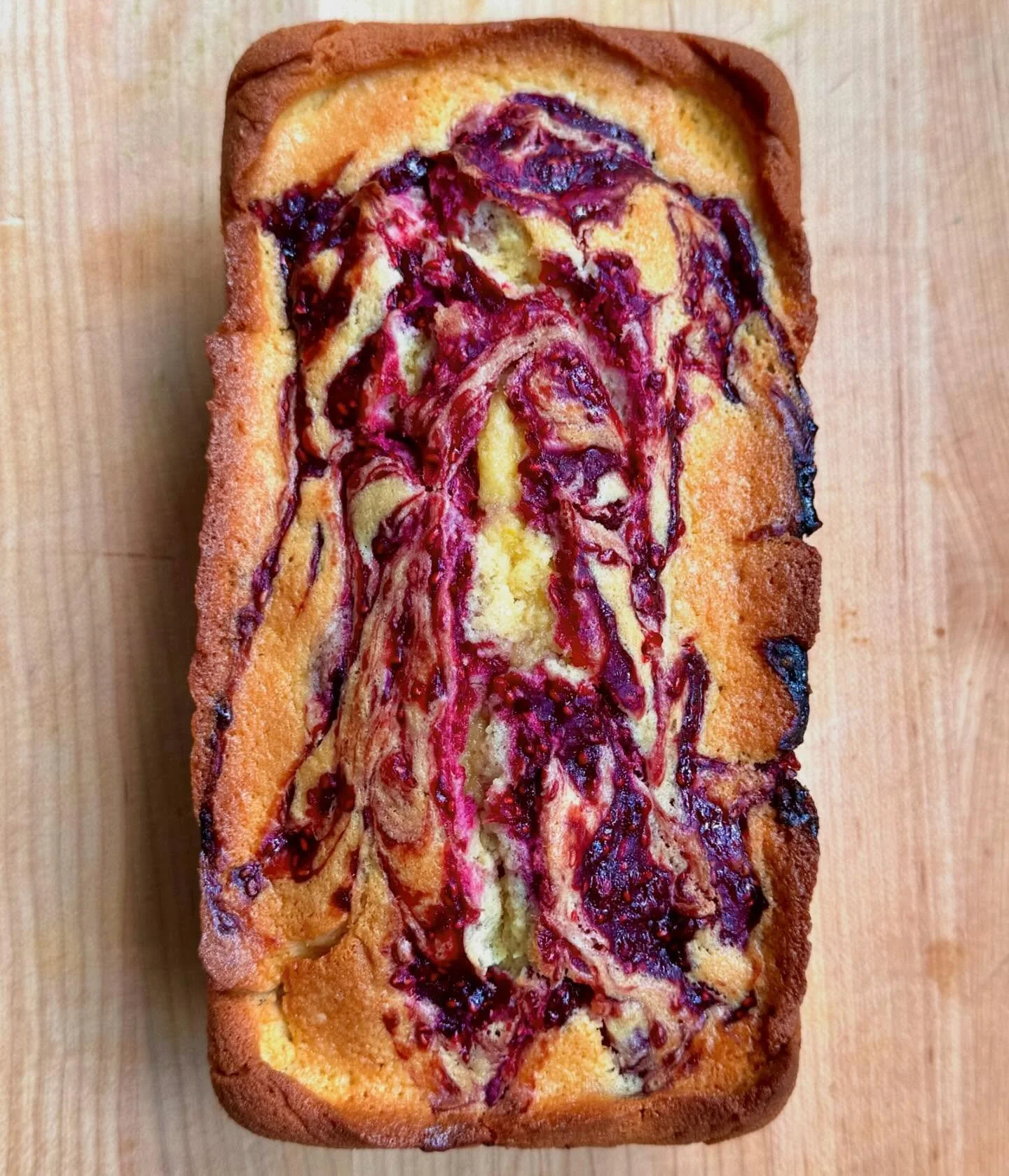 Yep, I&rsquo;m still in the kitchen. Laying low, enjoying the best month of the year,and baking some cakes. This one is particularly pretty. Think marble pound cake, but with homemade raspberry confiture. Swipe for the reveal. 🍥🥄🩷