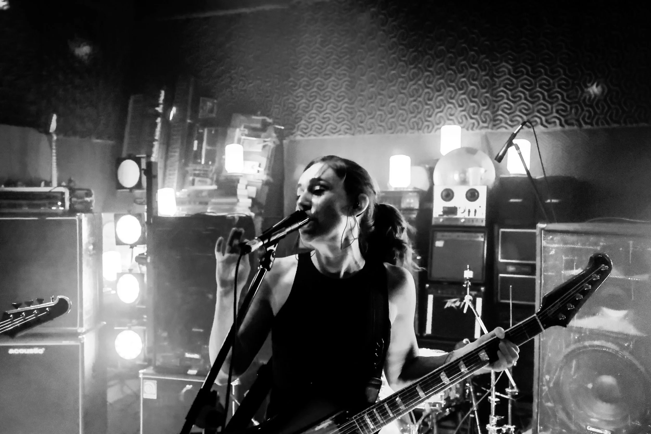 GARAGE SHOW FTW!!! 🏍️🎸

Had the absolute best time at @bankstreetgarage with our new favs @pseudoloumercy @teethmarksmusic and @axiomasound! Truly blown away by all of these incredible musicians. A fantastic night for Ohio rock &lsquo;n roll!! 

5/