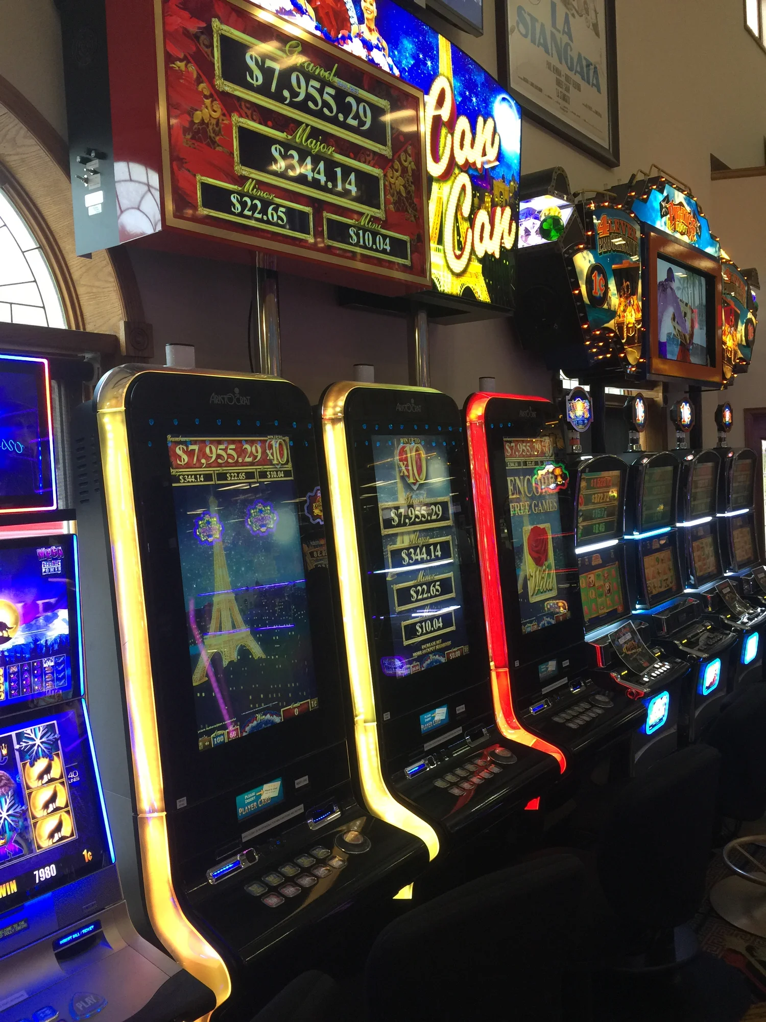 Interfaccia del casinò Dolly su desktop e mobile, che mostra la selezione di slot e giochi dal vivo