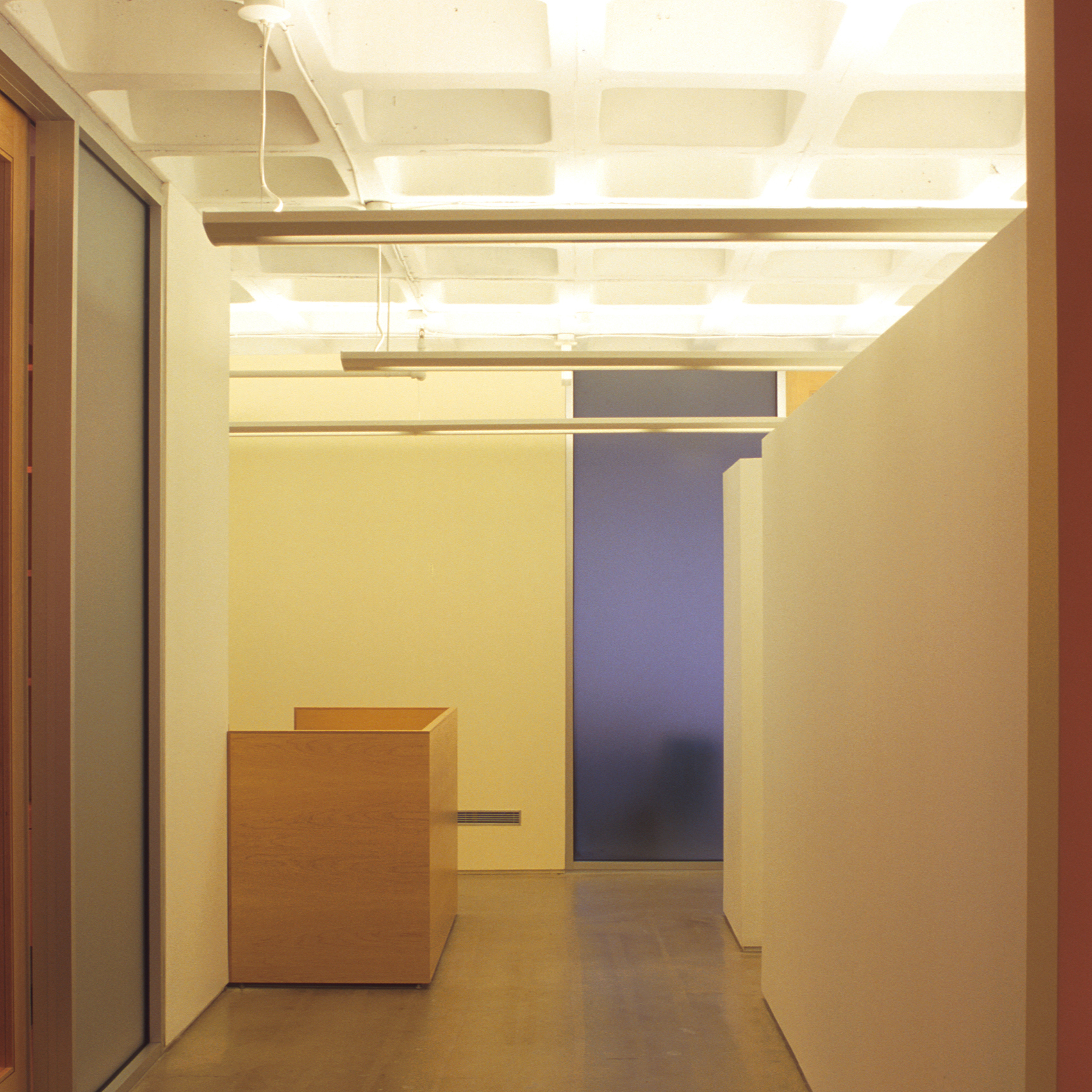 thumb_01-BPG - corridor to work station 1A.jpg