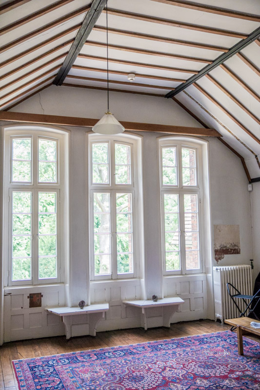 White walls of the drawing room with some uncovering