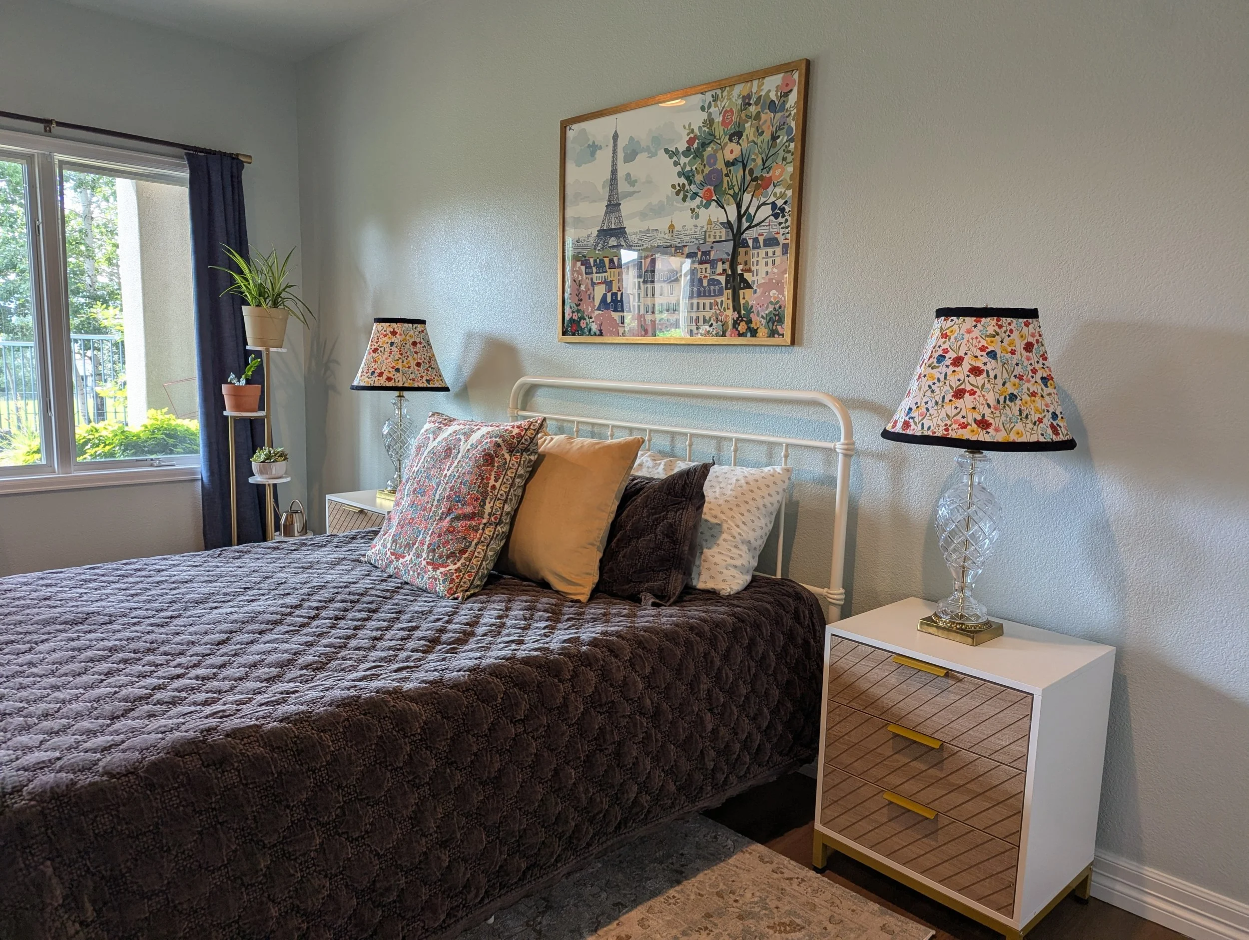 This room has the ideal amount of natural light. Sunny, but restful all day long. 