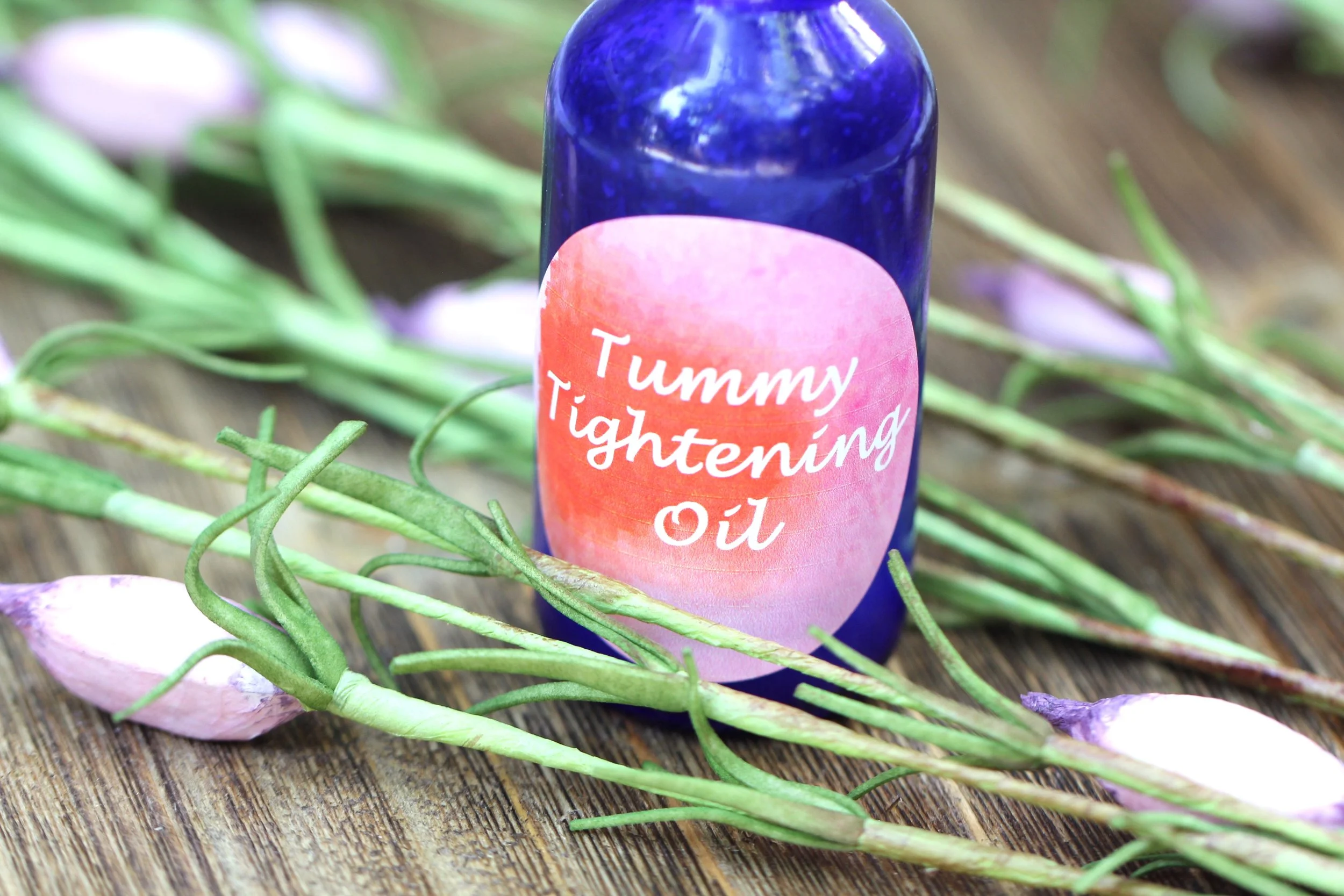 All natural list of ingredients for a DIY that helps to tighten your stomach and diminish appearance of scars and stretch marks. Free printable PDF labels included!