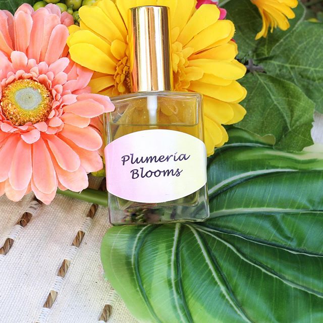 Have I mentioned lately how I love making my own perfume!? My latest recipe adds a mix of plumeria for a summery sweet note. For this recipe I used a mix of both essential and fragrance oils to get a unique scent 🌸 For any of you DIY fanatics, I use