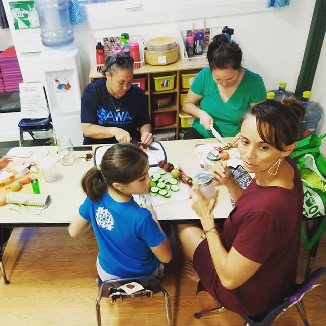Mahalo nui to the ohana of Punana Leo for hosting me this week to talk about microbes, gut health, and Aina, and to practice making pickled veggies together from @key_project and @rootskalihi food hubs!
