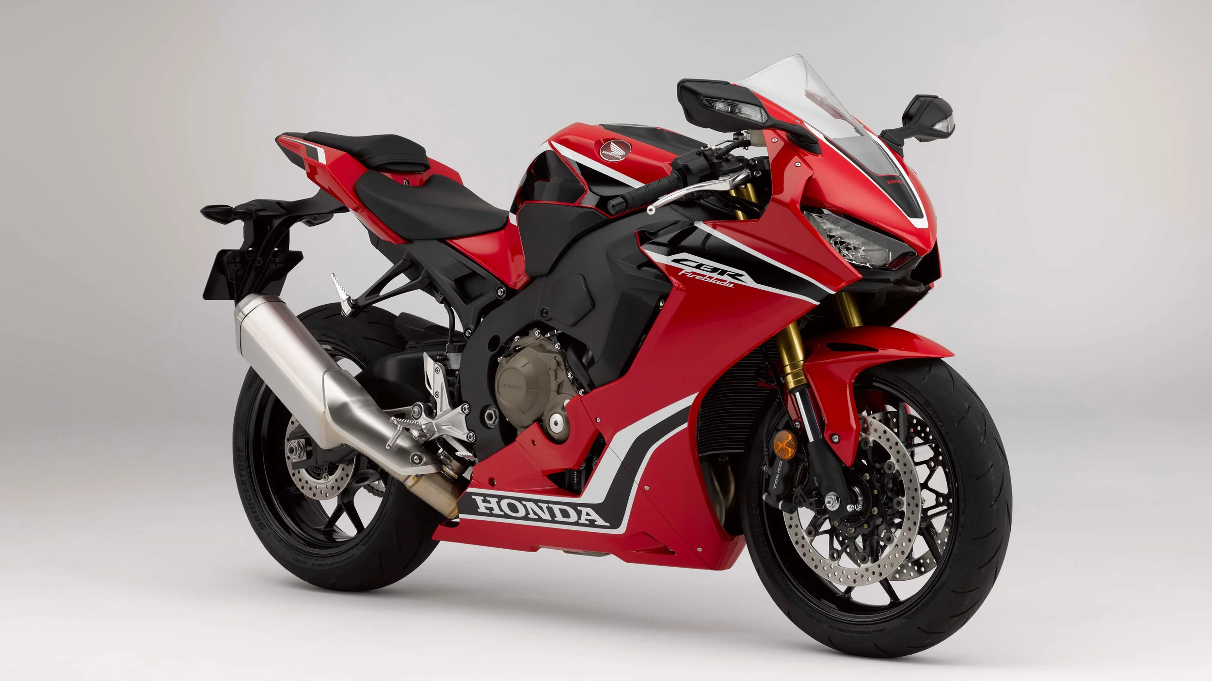 We think the Fireblade narrowly pips it on the looks front. There's less fussy fairing work present than on the Suzuki