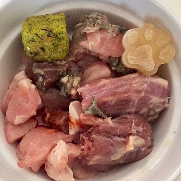 @ whooolulu Today on the menu: pork chops, duck neck, green tripe, beef liver, grizzly krill oil, super cube, bone broth 🐷👅