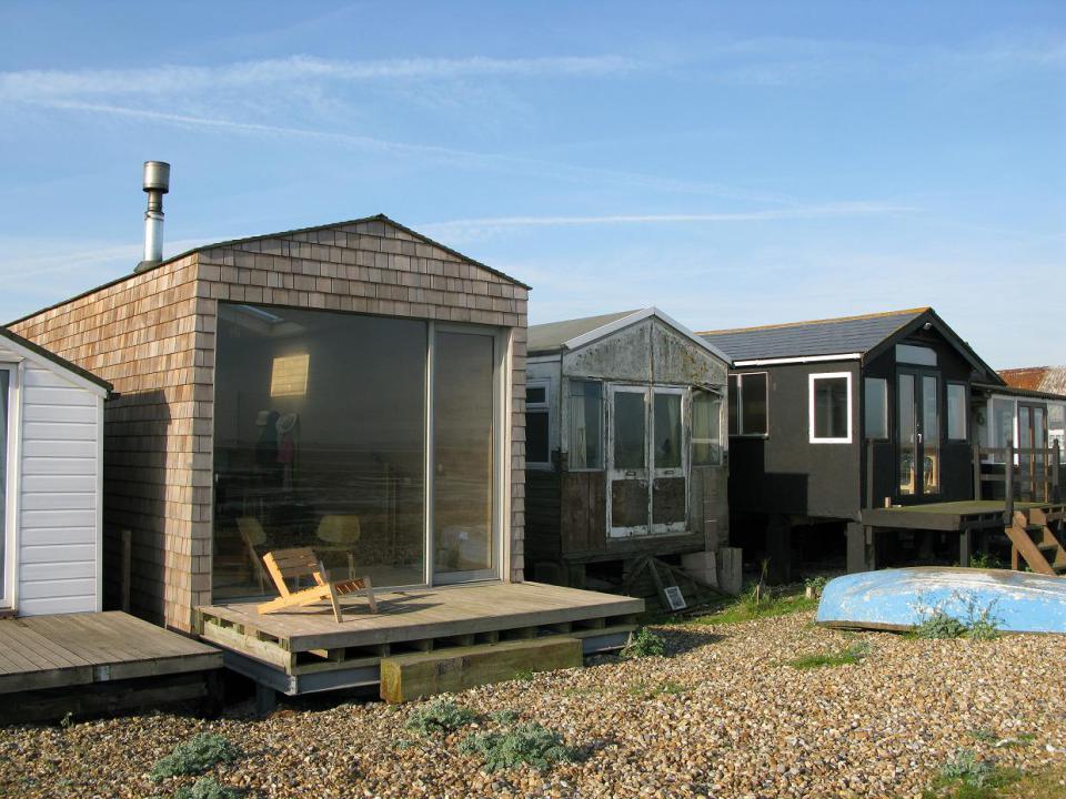 studiomama-beach-hut-exterior4-via-smallhousebliss.jpg