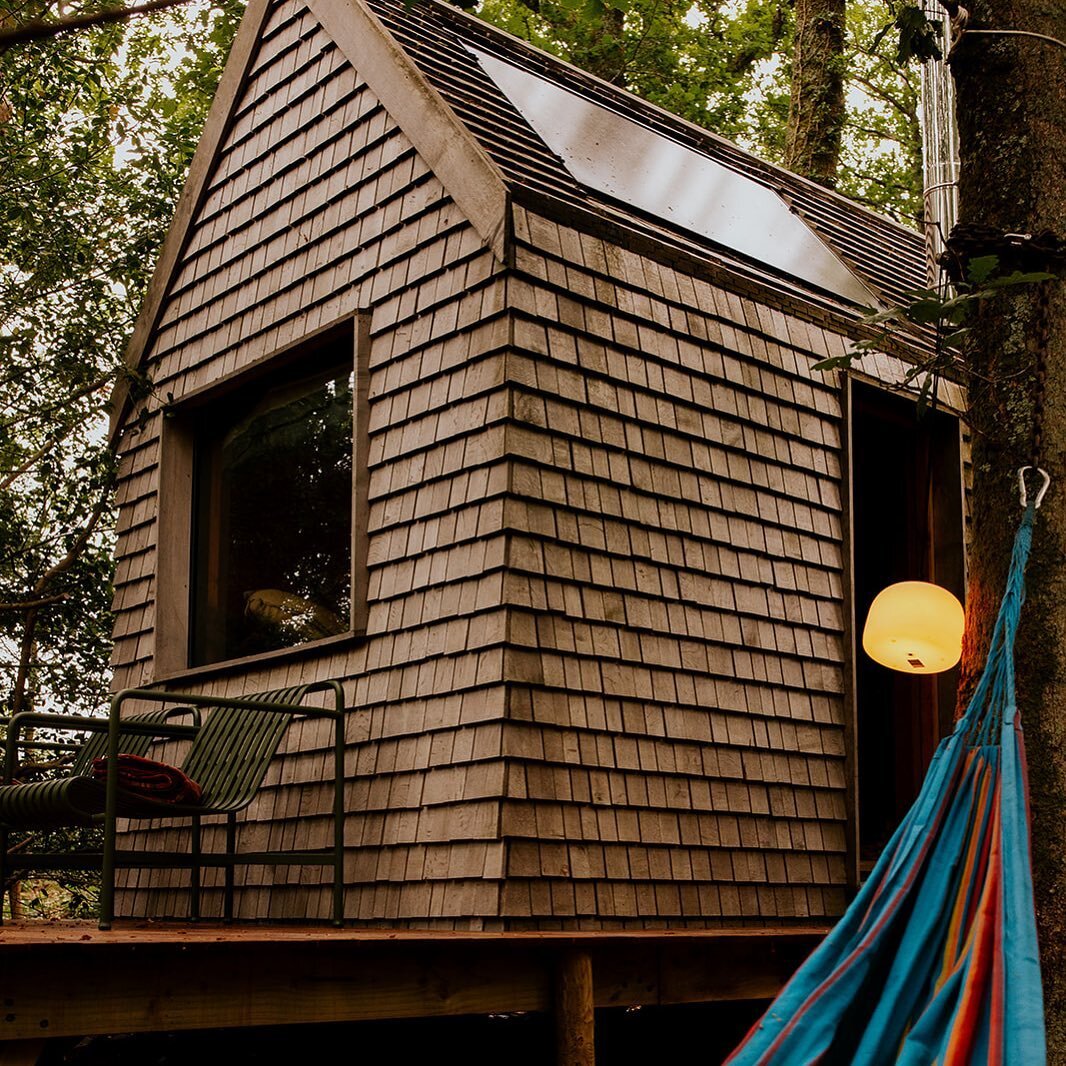 The hutte, oak shingles and reclaimed pitch pine interior, marble wet room, pizza oven, joyful wood burner, hot tub and much more&hellip;
.
.
.

#cabin #wanderlust #offgrid #wild #vanlife
#cabinlife #tinyhouse #tinyliving #cabinporn #offgridliving #s