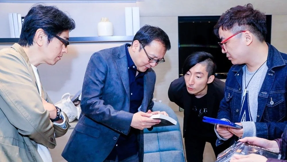 Miyazaki showing the Chinese edition of You Died to some colleagues during a 2018 visit to Beijing.
