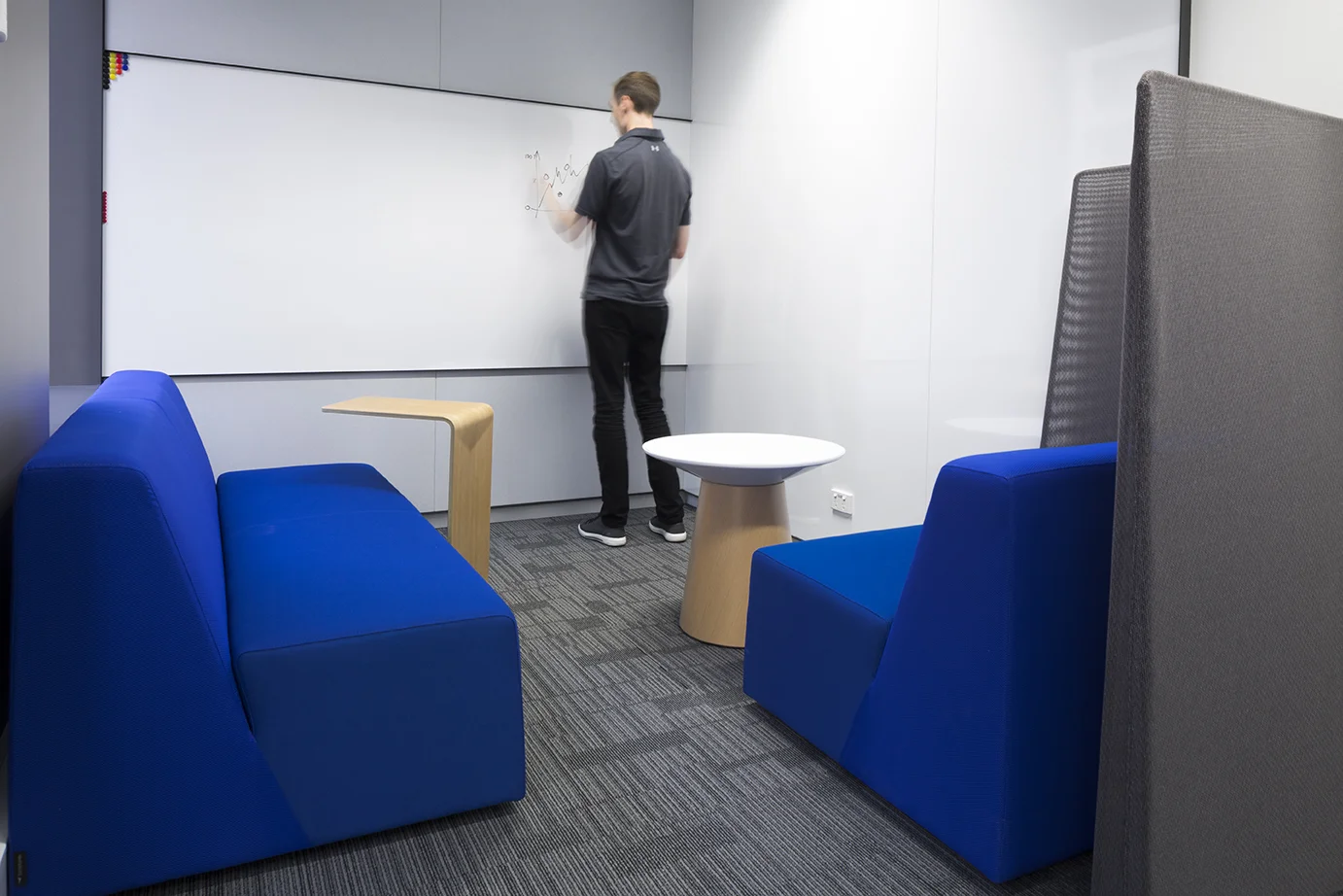 A meeting room at BNY Mellon designed by Tall Architects and optimised for collaboration. 