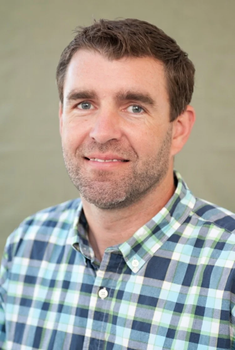 GIL ROEBUCK Advisory Team Gil serves on the Advisory Team for UC for outside oversight and counsel. Originally from Virginia, Gil relocated to Southern California in 2011 after tenure in Washington while enlisted in the Army. Gil has years of experience in ministry, leadership, and business. He currently owns a construction company and lives with his wife Camilla and young son Clifton.