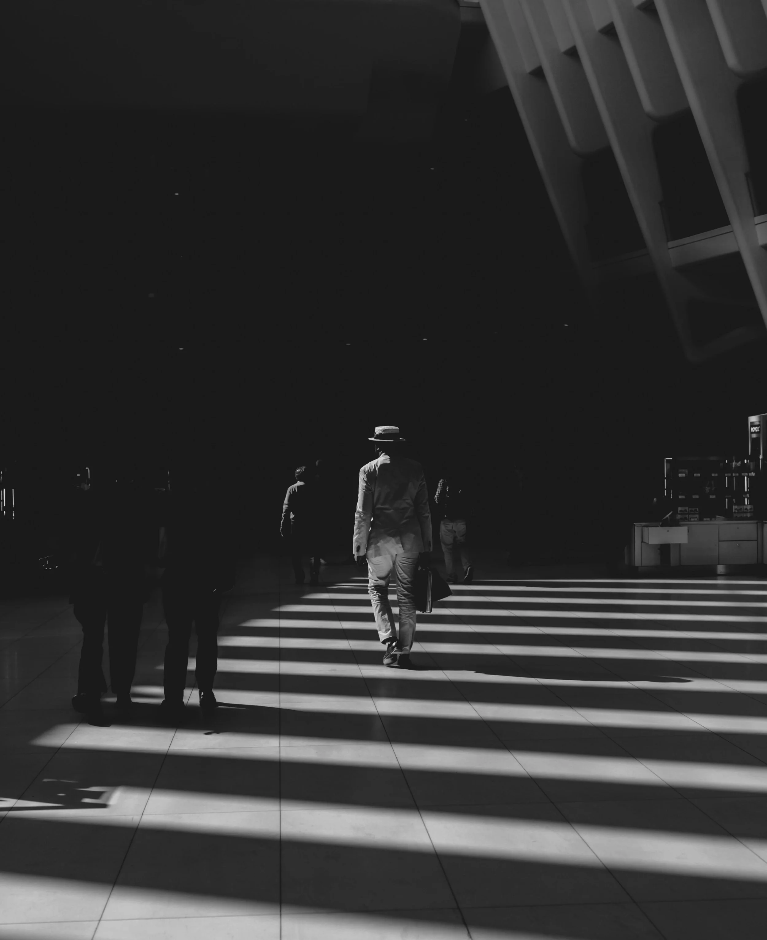 Capturing Daily Life with High-Contrast Black and White Photography in the Oculus