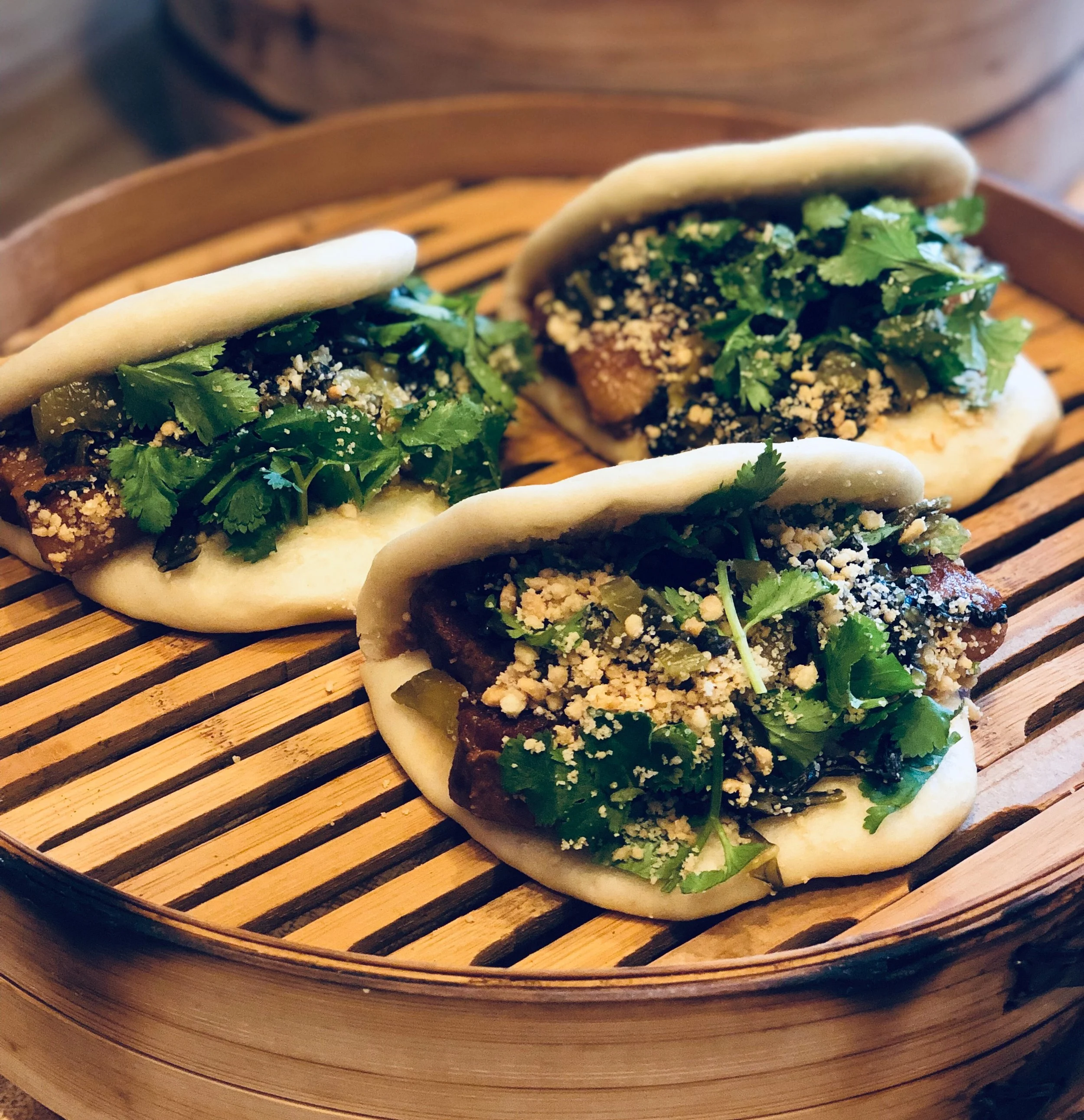 Gua Bao 割包 (Taiwanese Braised Pork Belly Buns) 