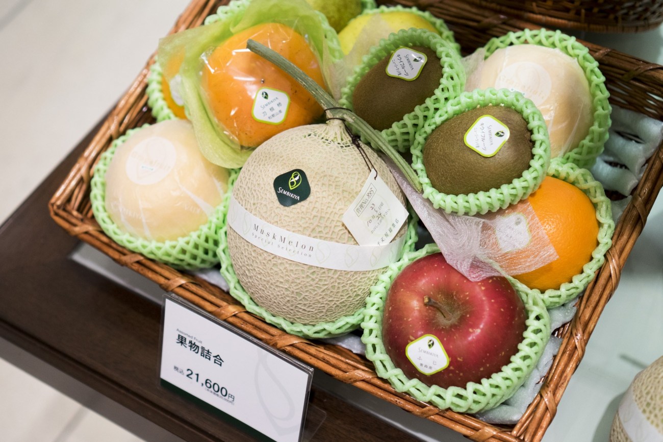 Image from: https://roadsandkingdoms.com/travel-guide/tokyo/why-should-a-melon-cost-as-much-as-a-car/