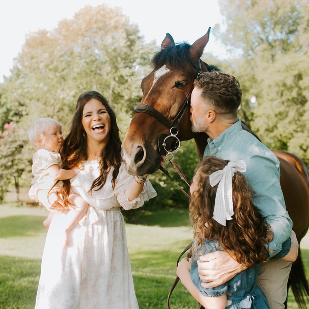 It&rsquo;s a great day to kiss somebody.... or your horse!! 💋 

Horses love kisses 😉