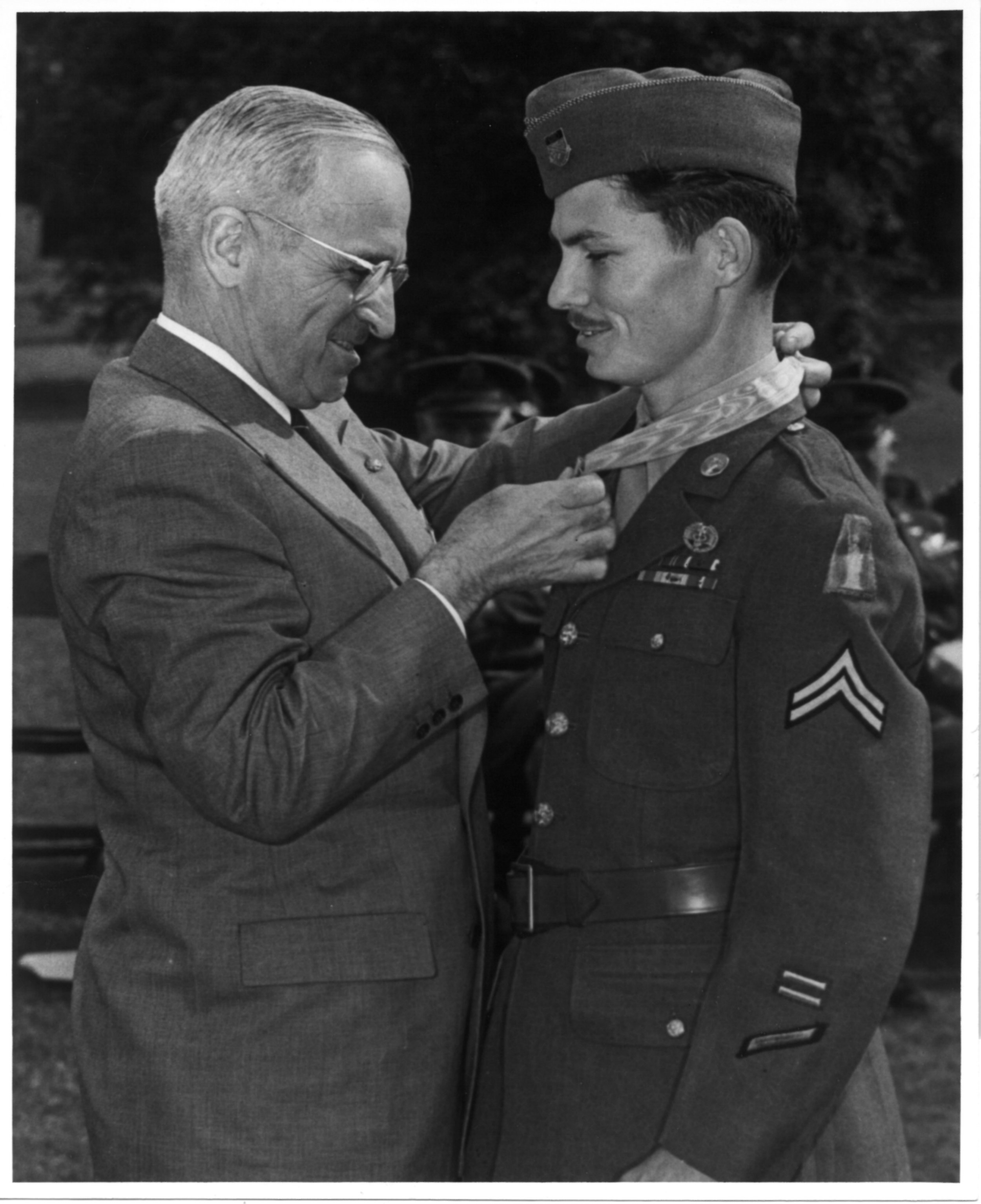 Desmond Doss receiving MOH.jpg