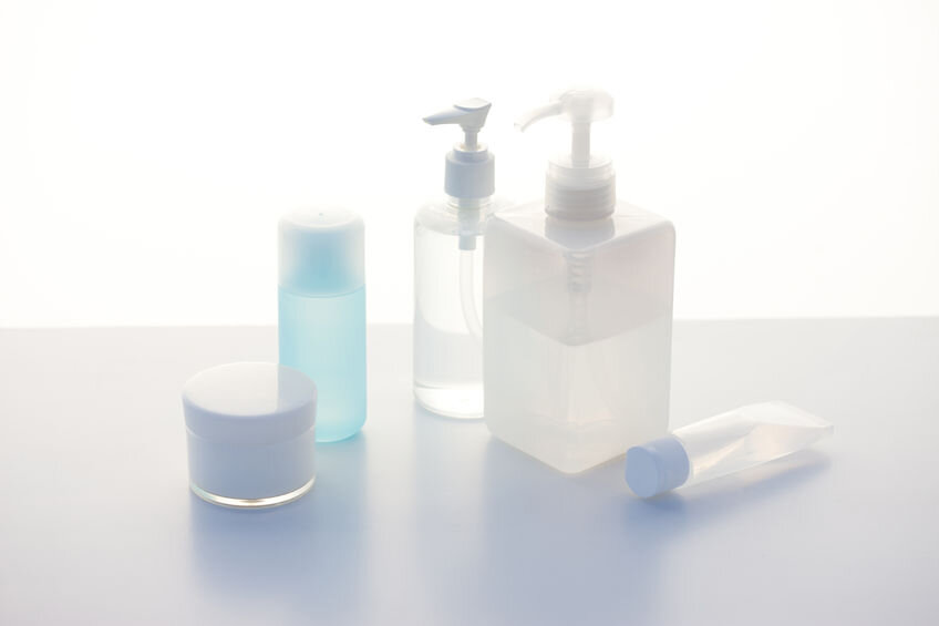 香精廣泛運用於我們的生活之中，舉凡洗髮精、沐浴乳、洗面乳、化妝品、香水等。