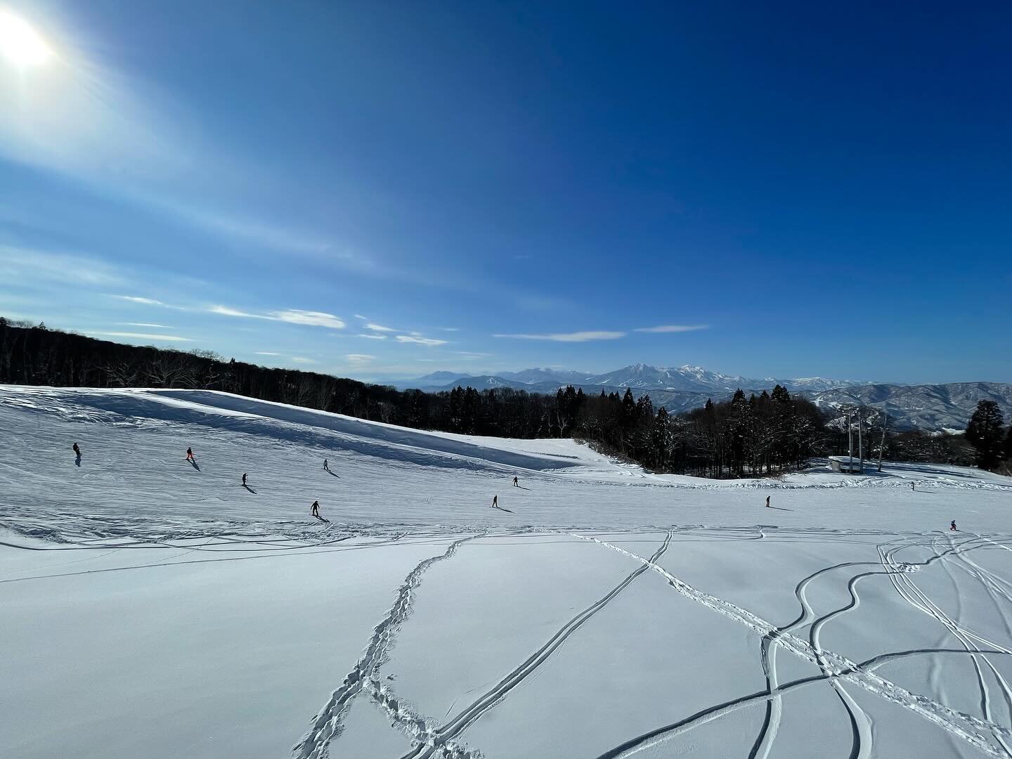 Blue sky, stunning views and more runs open here in Nozawa Onsen. Happy to see more runs opening up for the busy new years weekend. 

Karasawa connector lift has opened for the first time this season and makes access to the resort easy if you stay #a