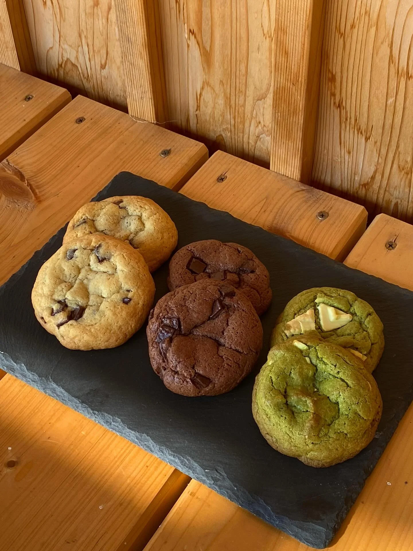 .
しっとりソフトチョコクッキー

分厚くしっとりとしたクッキーです。
プレーンとダブルチョコ、抹茶ホワイトチョコレートの３種類のお味をご用意しています。

明日のyamahahako marcheに持っていきますので、ぜひお試しください✨

#nozawaonsen #nozawa #nozawaonsenjapan🇯🇵 #nozawaonsensnowresort #nozawabakery #chunkcookies #cookies #softcookies #野沢温泉 #野沢温泉グ