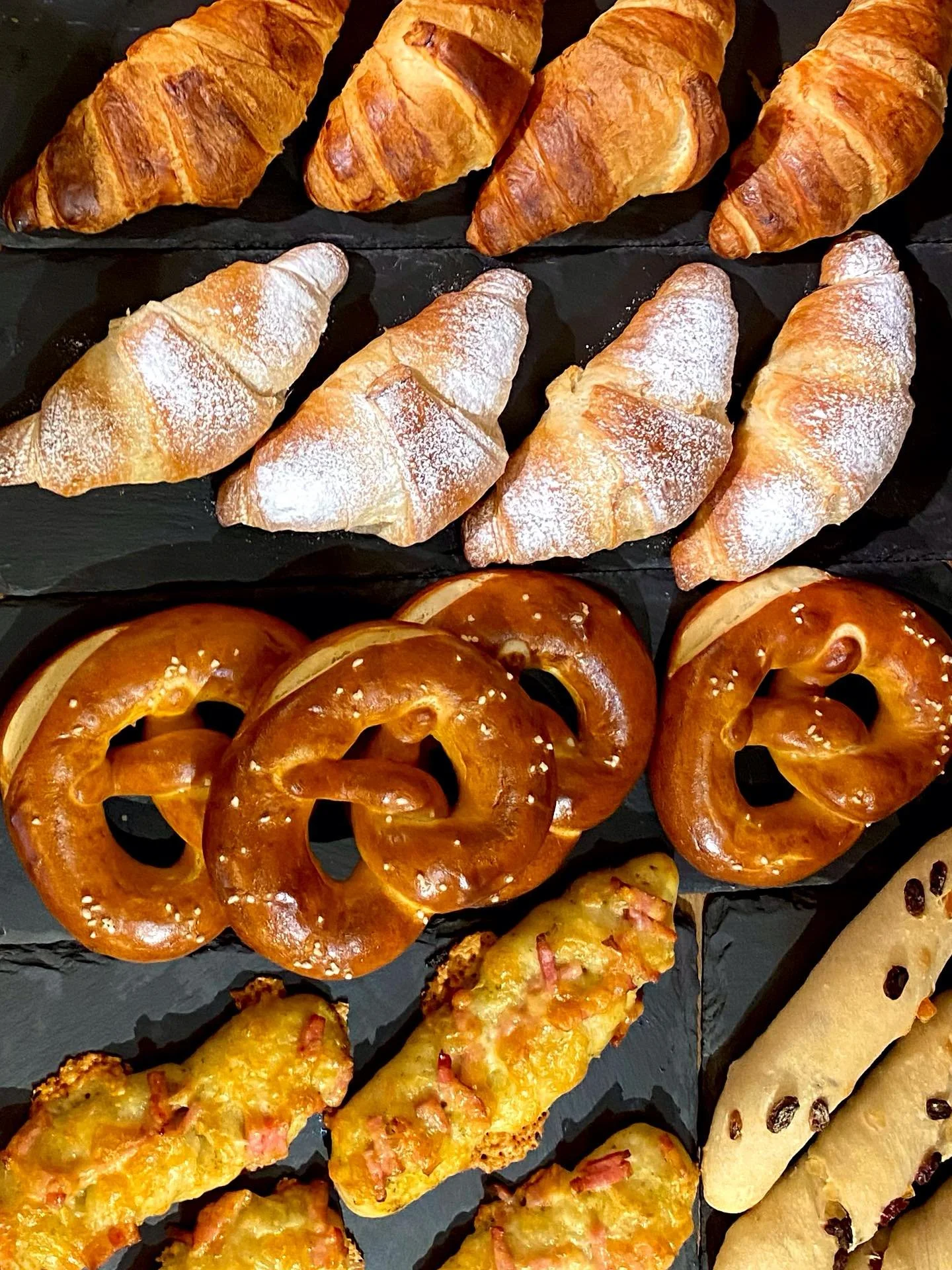 .
いつもありがとうございます。気づけば、もう夏も終盤。グリーンシーズンの灯ハウススイスベーカリーの営業も、残りわずかとなりました。
店舗の最終営業日は8月30日(土)です。
翌日8月31日（日）は、公民館前で開催される「野沢マルシェ」に出店いたしますので、店舗はお休みとなります。

-今週の営業時間-
8/28(木)12:00~20:00 (L.O 19:30) pizza 17:00~
8/29(金)12:00~20:00 (L.O 19:30) pizza 17:00~
8/30(土)12