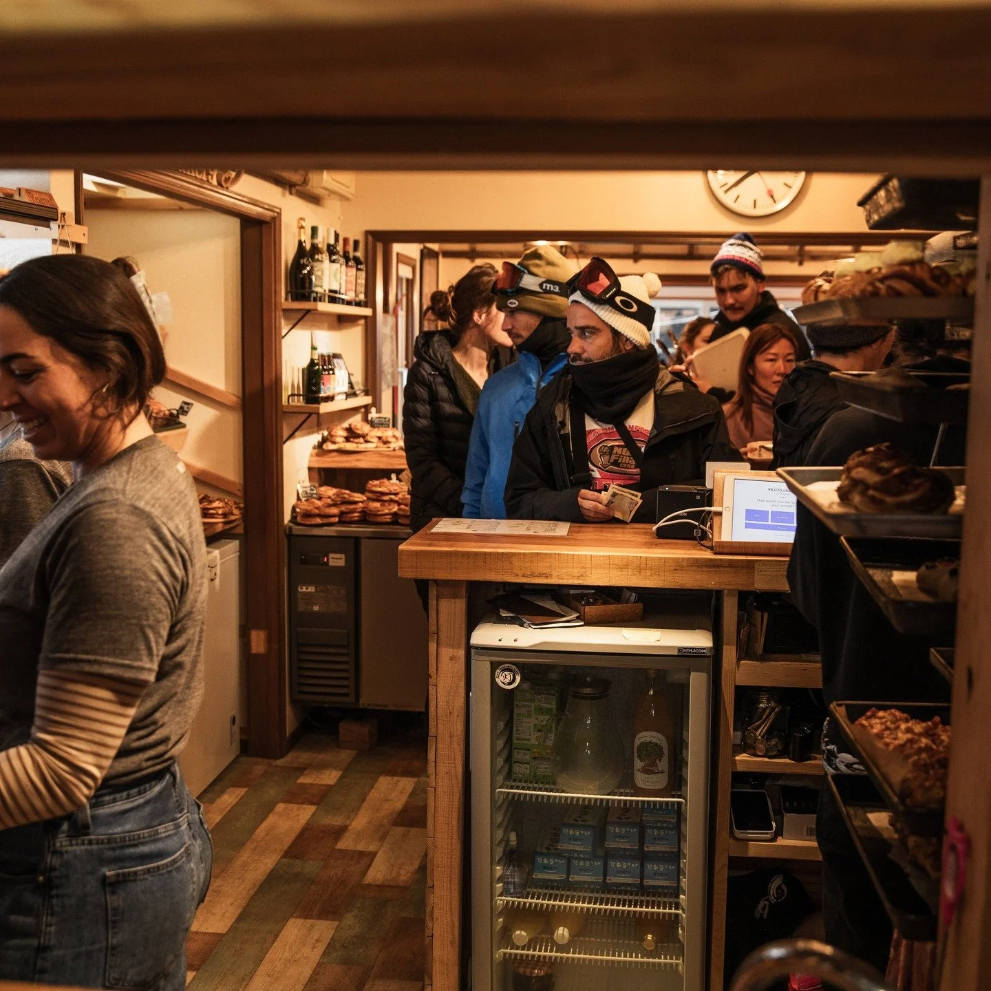 本日、野沢温泉スキー場もオープンしました。秋から冬へ移り変わる景色がとても美しい季節です。

灯ハウススイスベーカリーの冬シーズンも、もう間もなくでスタートします。今季も美味しいパンとコーヒー、ピザを皆様にお届けできることを楽しみにしています。

営業開始日
12月13日
7：00~20：00（ピザ16：30〜）
月曜日定休

We've Missed You!
It feels like forever since we brewed that last coffee for you! We 
